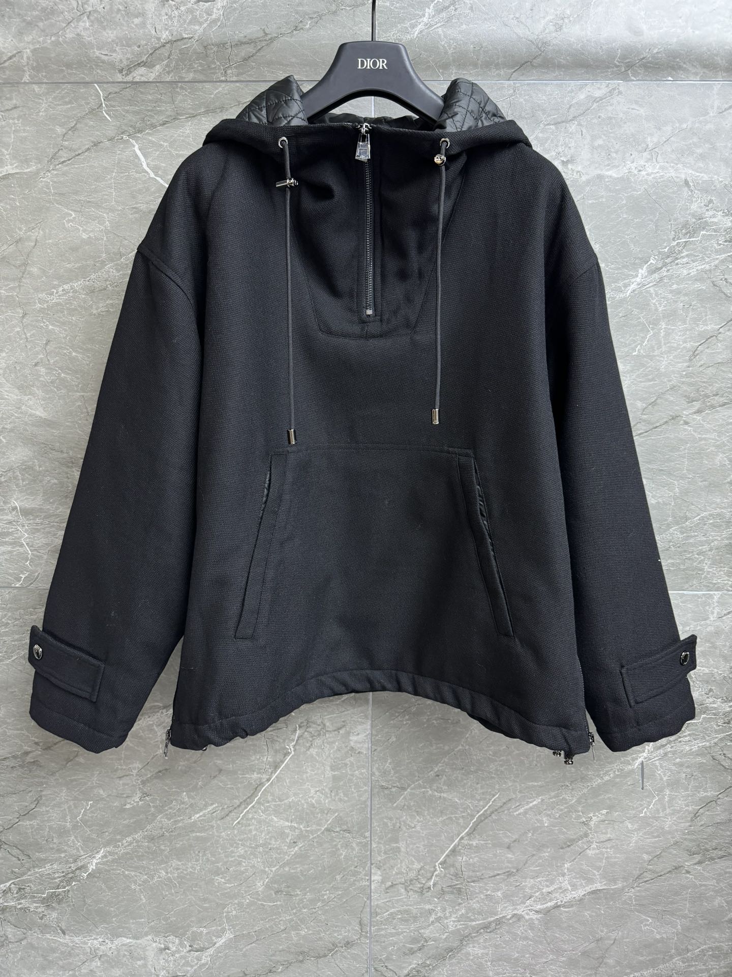 NO:486344,New autumn and winter models are available. D home wool navy collar cotton clothing. Autumn and winter series. Navy style hooded two-wear design. Variety and fashionable age-reducing. Customized wool silk fabric. Inner cotton. Classic rattan plaid stitching. Comfortable and warm. Loose style. Slim and versatile. Full trademark. Size SML,,dior,hats,alexander wang.19860909秋冬新款上新啦 D家羊毛海军领棉服 秋冬系列 海军风连帽两穿设计 百变时髦减龄 定制羊毛丝绸面料 内里夹棉 经典藤格纹衍缝 舒适保暖 宽松版型 上身显瘦又百搭 商标齐全 尺码SML,,dior,hats,alexander wang,Women's clothing