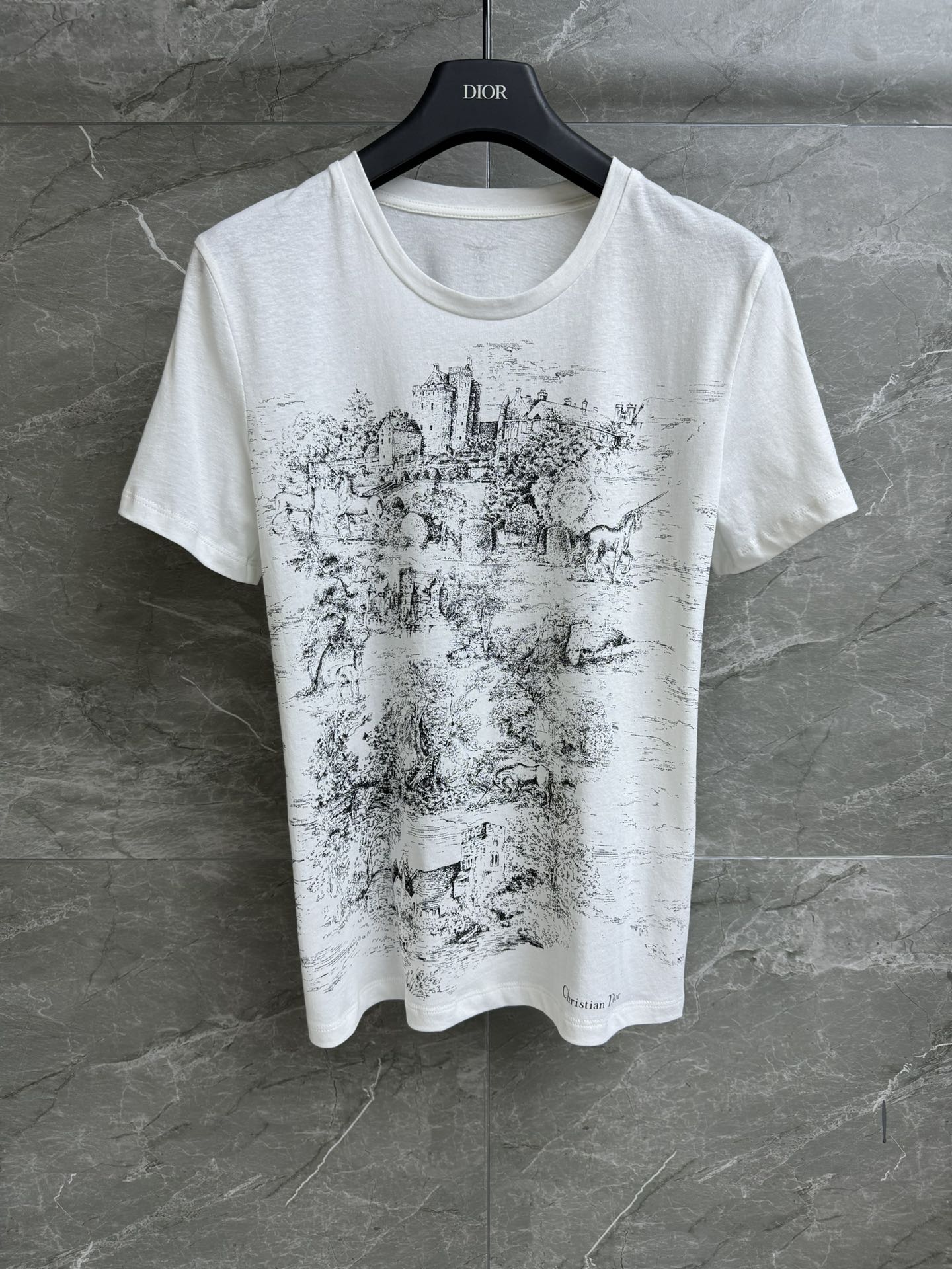 NO:409988,New early spring style is available. D home black line sketch T-shirt 2025 early spring series. Round neckline design. Black line sketch castle print pattern. Casual and lazy. Cotton linen blend fabric. Light, comfortable and breathable. Normal style. Slim and temperament on the upper body. Full trademark. Size SML,,dior,tees, t-shirt,alexander wang.19860909早春新款上新啦 D家黑线素描T恤 2025早春系列 圆领领口设计 黑线素描城堡印花图案 休闲慵懒 采用棉质亚麻混纺面料 轻薄舒适透气 正常版型 上身显瘦又气质 商标齐全 尺码SML,,dior,tees，t-shirt,alexander wang,Women's clothing