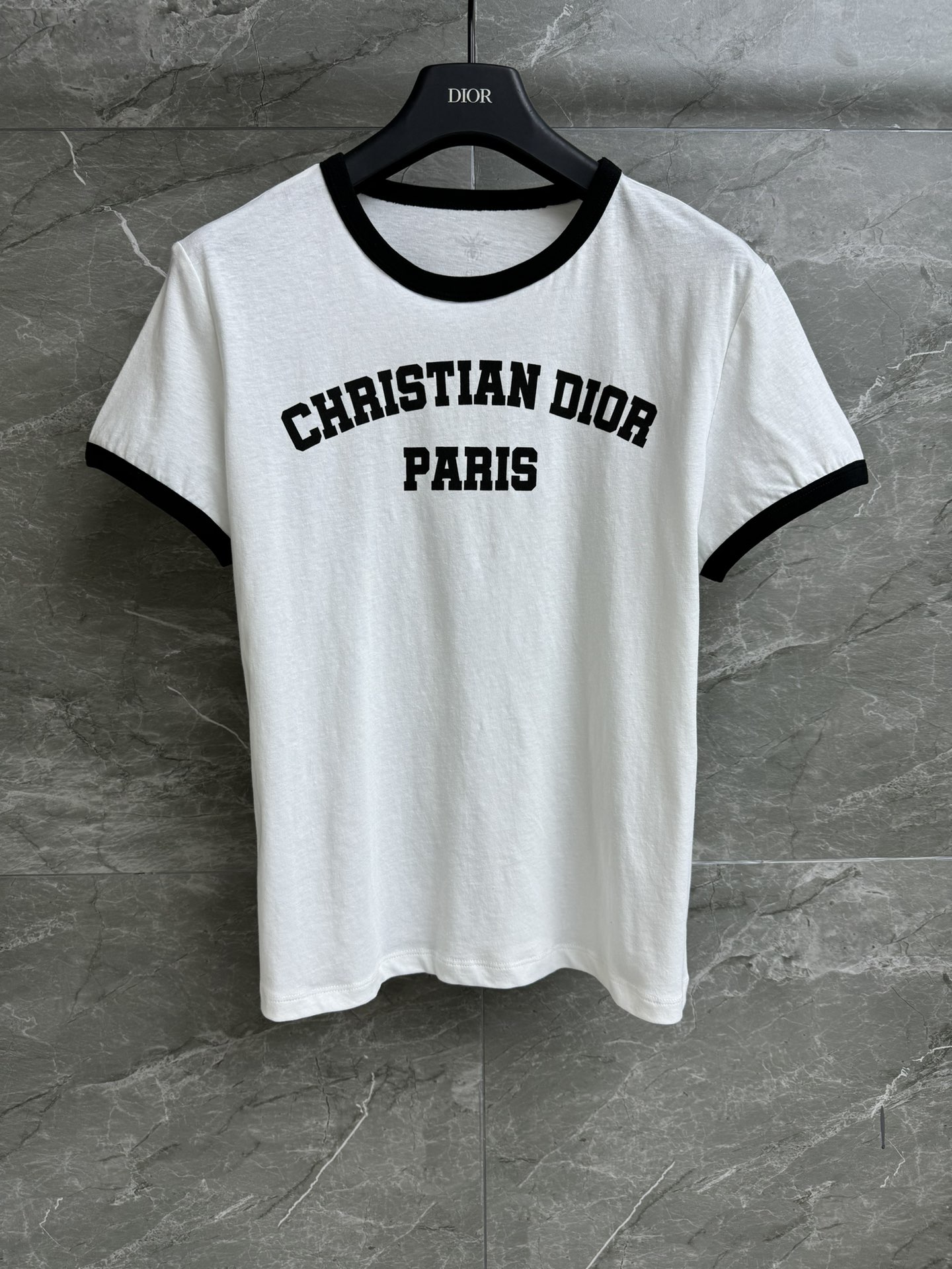 NO:409979,New early spring models are available. D-home letter printed T-shirt 2025 early spring series. Round neck contrast rib trim. Classic letter printed pattern. Casual simple and high-end. Cotton linen blend fabric. Light and breathable. Normal style. Slim and versatile. Full trademark. Size SML,,dior,tees, t-shirt,alexander wang.19860909早春新款上新啦 D家字母印花T恤 2025早春系列 圆领撞色罗纹饰边 经典字母印花图案 休闲简约高级 棉质亚麻混纺面料 轻薄透气 正常版型 上身显瘦又百搭 商标齐全 尺码SML,,dior,tees，t-shirt,alexander wang,Women's clothing