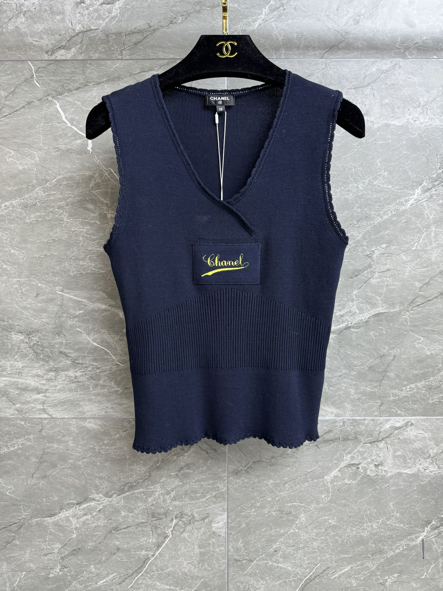 NO:315172,High-end version shipped Xiangjia letter logo V-neck vest Autumn and winter series Temperament V-neck neck wavy hook edge design Letter embroidered logo decoration Simple and high-end Wool blend fabric Comfortable and skin-friendly and breathable Slim fit style Slim and elegant upper body Full trademark Equipped with cloth bag Size SML, Chanel, alexander wang19860909高版本出货啦 香家字母徽标V领背心 秋冬系列 气质V领领口 波浪钩边设计 字母刺绣徽标装饰 简约高级 羊毛混纺面料 舒适亲肤透气 修身版型 上身显瘦又气质 商标齐全 配有布袋 尺码SML,,chanel,alexander wang,Women's clothing