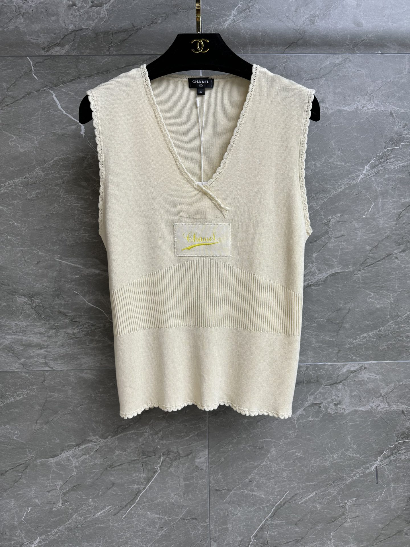 NO:325845,High-end version shipped Xiangjia letter logo V-neck vest Autumn and winter series Temperament V-neck neck wavy hook edge design Letter embroidered logo decoration Simple and high-end Wool blend fabric Comfortable and skin-friendly and breathable Slim fit style Slim and elegant upper body Full trademark Equipped with cloth bag Size SML, Chanel, alexander wang19860909高版本出货啦 香家字母徽标V领背心 秋冬系列 气质V领领口 波浪钩边设计 字母刺绣徽标装饰 简约高级 羊毛混纺面料 舒适亲肤透气 修身版型 上身显瘦又气质 商标齐全 配有布袋 尺码SML,,chanel,alexander wang,Women's clothing