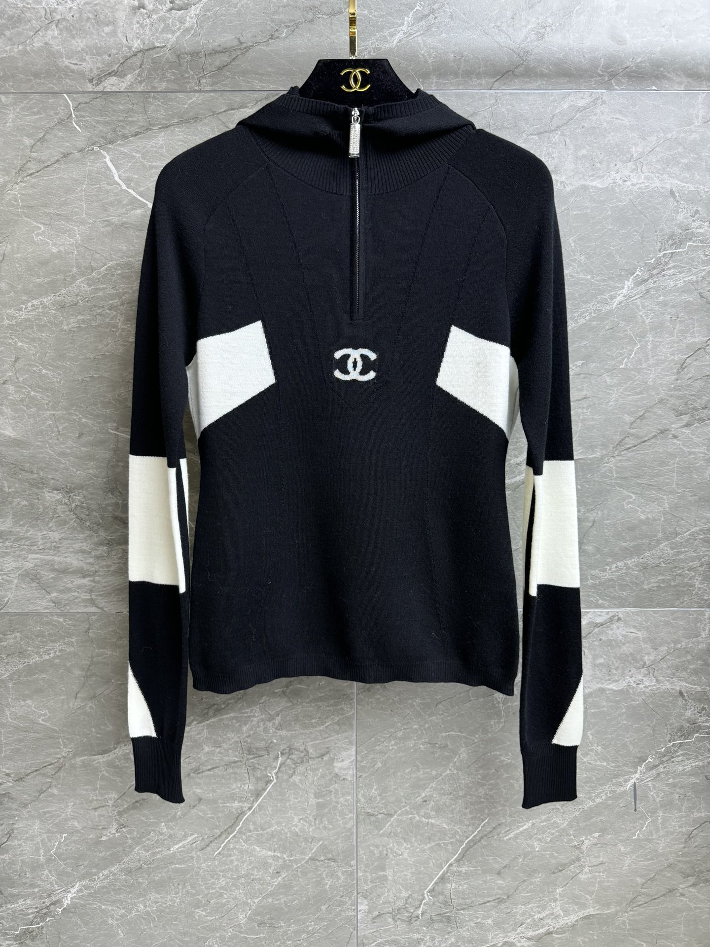 NO:335472,High-end version shipped Xiangjia color-blocked hooded sweater Ski series Half-zip hooded design Letter logo embellishment Black and white color-blocked fashionable and high-end wool blended fabric 1:1 restored yarn elastic slim fitted with upper body and temperament Complete trademarks Equipped with cloth bag Size sml, Chanel, Hats, Alexander wang19860909高版本出货啦 香家拼色连帽针织衫 滑雪系列 半拉链连帽设计 字母logo图案点缀 黑白拼色时髦高级 羊毛混纺面料 纱线1:1还原 弹力修身版型 上身显瘦又气质 商标齐全 配有布袋 尺码sml,,chanel,hats,alexander wang,Women's clothing