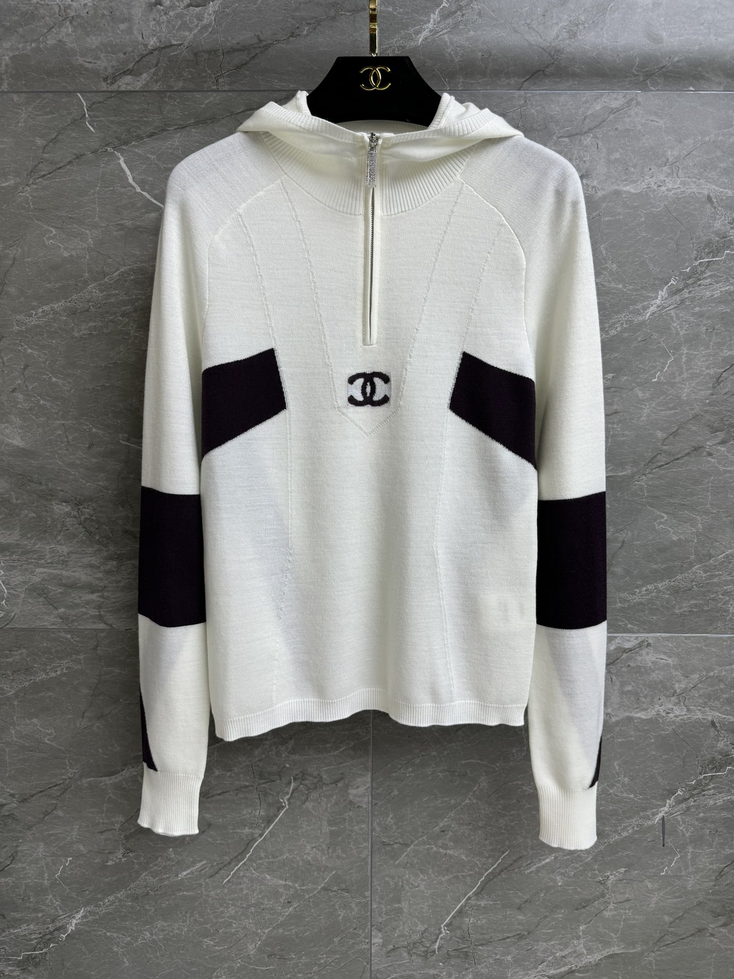 NO:335460,High-end version shipped Xiangjia color-blocked hooded sweater Ski series Half-zip hooded design Letter logo embellishment White-brown color-blocked fashionable and high-end wool-blend fabric Yarn 1:1 restored elastic slim fit style upper body slim and temperament Complete trademarks Equipped with cloth bag Size sml, Chanel, Hats, Alexander wang19860909高版本出货啦 香家拼色连帽针织衫 滑雪系列 半拉链连帽设计 字母logo图案点缀 白棕拼色时髦高级 羊毛混纺面料 纱线1:1还原 弹力修身版型 上身显瘦又气质 商标齐全 配有布袋 尺码sml,,chanel,hats,alexander wang,Women's clothing