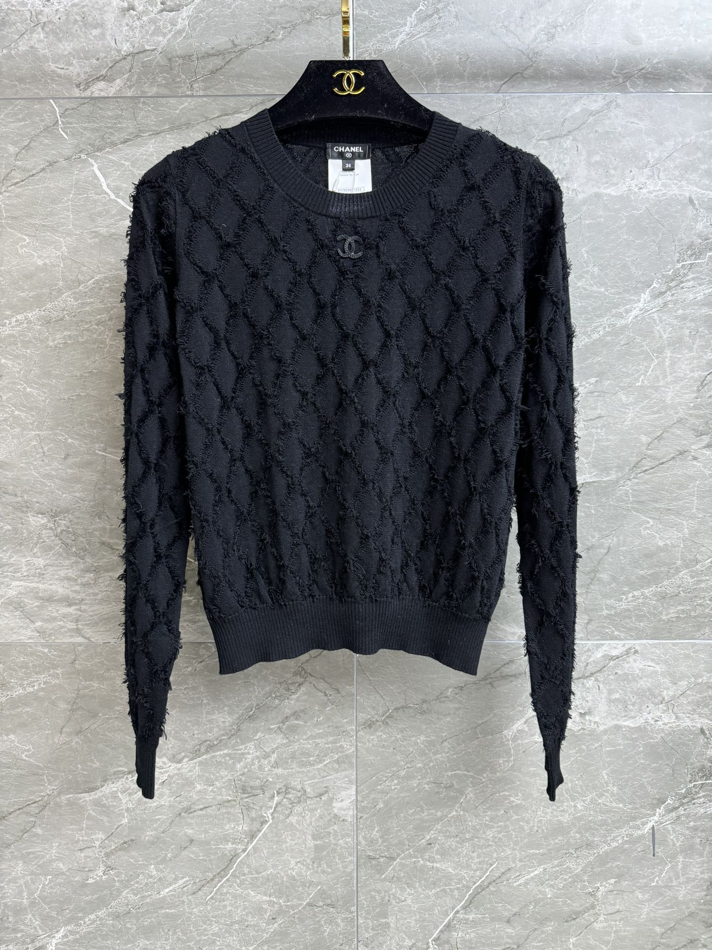 NO:415635,High-end version shipped Xiangjia diamond plaid sweater Autumn and winter series Round neckline ribbed neckline Diamond tassel hanging wool Double C logo embroidery embroidery full of high-end cashmere blend fabric lightweight soft and comfortable elastic slim fit style upper body slim and temperament Full trademark with cloth bag Size SML, chanel, alexander wang19860909高版本出货啦 香家菱格纹针织衫 秋冬系列 圆领罗纹领口 菱格流苏挂毛 双C徽标刺绣点缀 高级感十足 羊绒混纺面料 轻薄柔软舒适 弹力修身版型 上身显瘦又气质 商标齐全 配有布袋 尺码SML,,chanel,alexander wang,Women's clothing