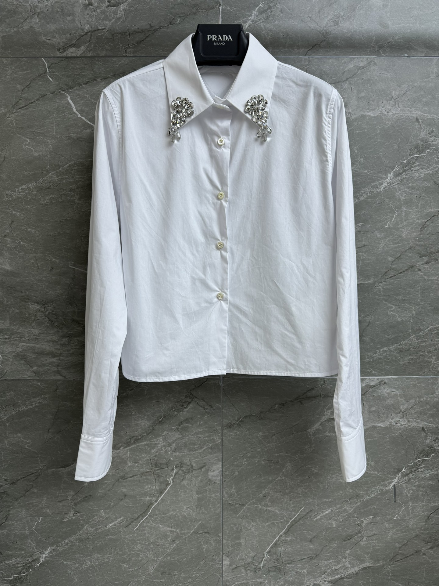 NO:420240,New early spring style is available. P home rhinestone pointed collar shirt. 2025 early spring series. Lapel neckline design. Heavy industrial rhinestone inlay embellishment. Exquisite and fashionable. Tight-split cotton poplin fabric. Comfortable and breathable. Short style. Slim and temperament on the upper body. Full trademark. Size SML,,alexander wang.19860909早春新款上新啦 P家水钻尖领衬衣 2025早春系列 翻领领口设计 重工水钻镶嵌点缀 精致时髦高级 密纺棉质府绸面料 舒适透气 短款版型 上身显瘦又气质 商标齐全 尺码SML,,alexander wang,Women's clothing