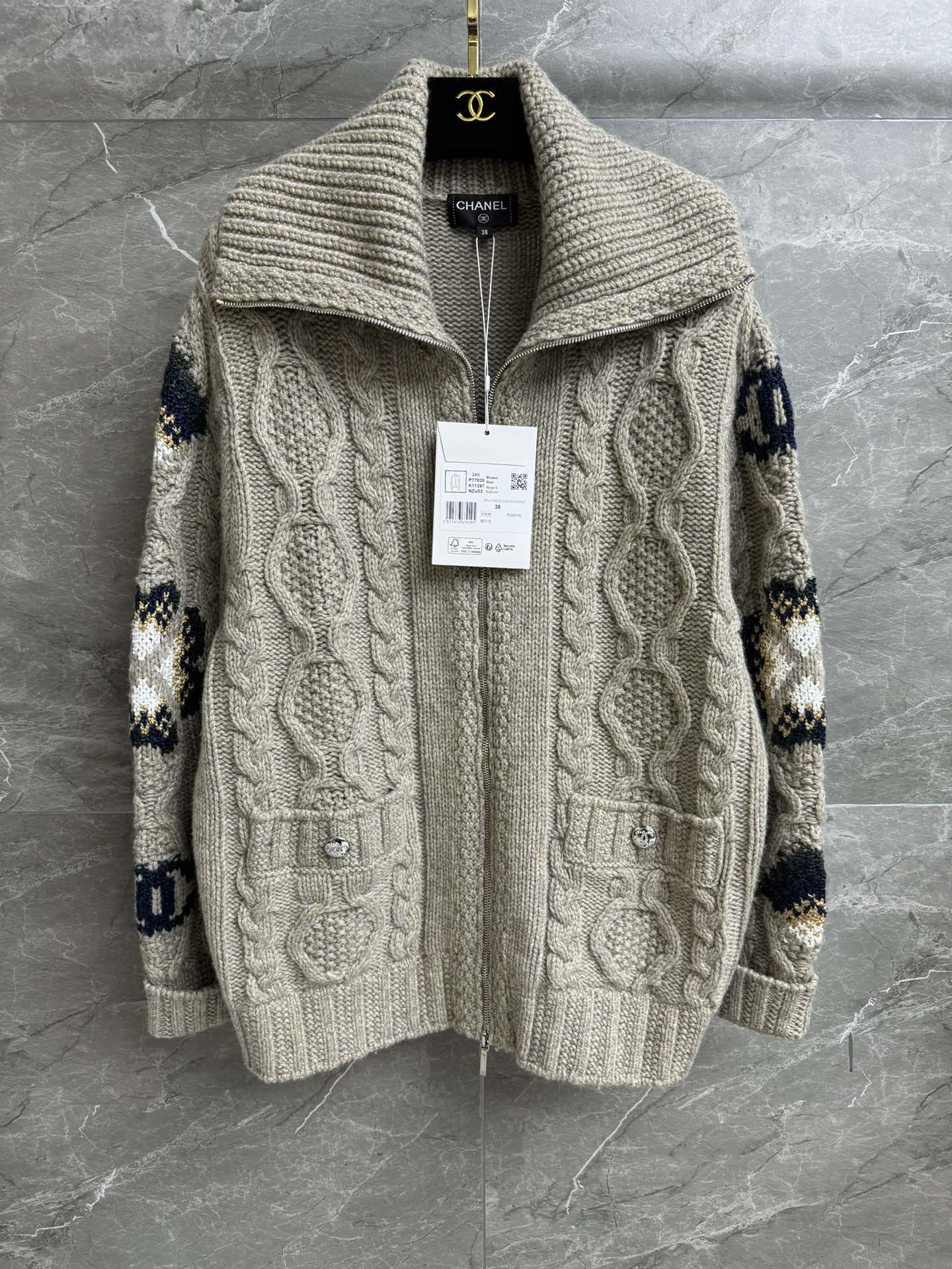 NO:315163,High-end version shipped Xiangjia double zipper cardigan Ski series Large lapel neckline Double zipper design Sleeve hooks embellishment Classic knitted string texture Retro lazy and fashionable Wool knitted fabric Thick, soft and comfortable Loose style Top body looks slim and temperament Full trademark Equipped with cloth bag Size SML, Chanel, alexander wang19860909高版本出货啦 香家双拉链开衫 滑雪系列 大翻领领口 双开拉链设计 袖子勾边嵌花图案点缀 经典编织麻花纹理 复古慵懒时髦 羊毛针织面料 厚实软糯舒适 宽松版型 上身显瘦又气质 商标齐全 配有布袋 尺码SML,,chanel,alexander wang,Women's clothing