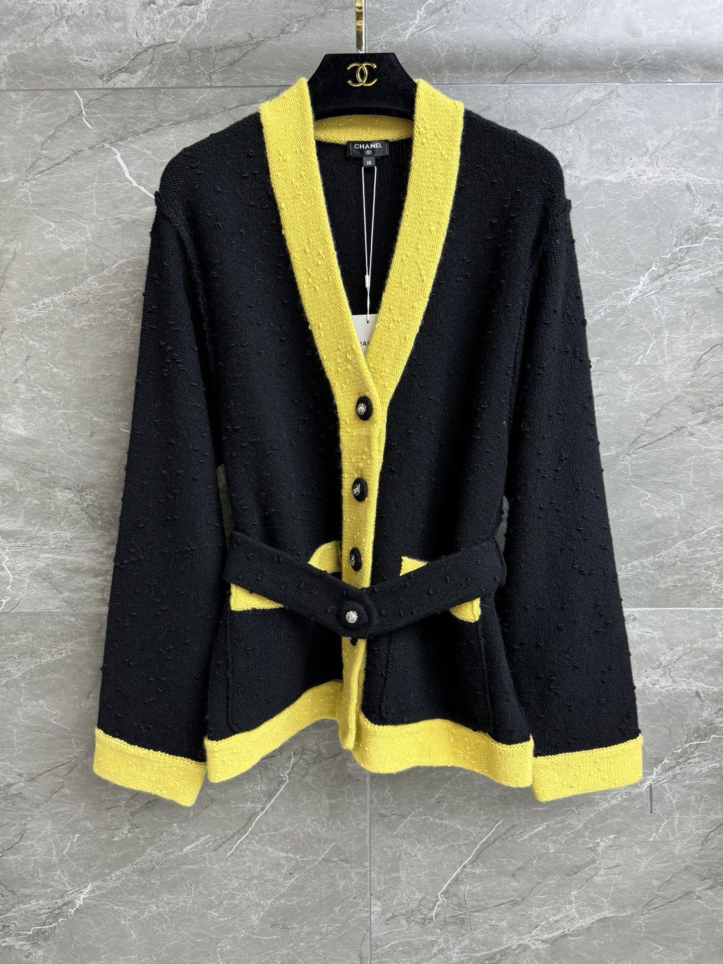 NO:329483,High-version shipped Xiangjia color-blocking belt cardigan Autumn and winter series Temperament V-neck neckline Black and yellow color-blocking design Matched with belt decoration High-end fashionable Customized special yarns with grainy feel Loose style Slim and temperament on the upper body Full trademark Equipped with cloth bag Size SML, Chanel, alexander wang19860909高版本出货啦 香家拼色腰带开衫 秋冬系列 气质V领领口 黑黄拼色设计 搭配腰带装饰 高级时髦洋气 定制特种纱线 自带颗粒感 宽松版型 上身显瘦又气质 商标齐全 配有布袋 尺码SML,,chanel,alexander wang,Women's clothing