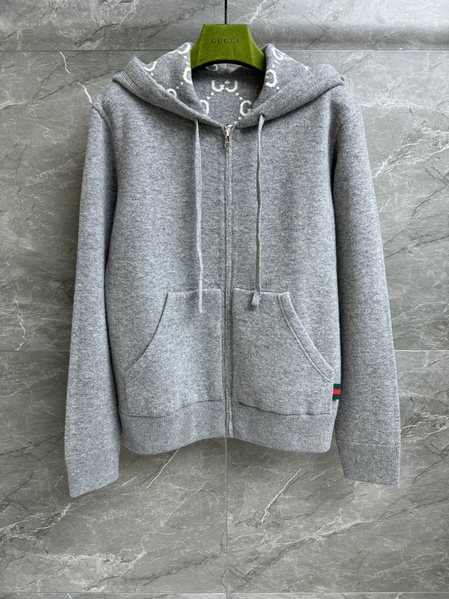 NO:420412,New models for early spring are available. G-home double-sided hooded cardigan 2025 early spring series. Hooded zipper design. Double-sided wearable. One side gray. The other side full of logo jacquard patterns. Versatile and stylish. Double-sided wool fabric. Thick, warm and textured. Loose style. Not picky about people. The same style for men and women. Full trademark. Size SML, gucci, hats, alexander wang.19860909早春新款上新啦 G家双面穿连帽开衫 2025早春系列 连帽拉链设计 双面可穿 一面灰色 一面满logo提花图案 百搭实穿又时髦 双面羊毛面料 厚实保暖有质感 宽松版型 不挑人穿 男女同款 商标齐全 尺码SML,,gucci,hats,alexander wang,Women's clothing