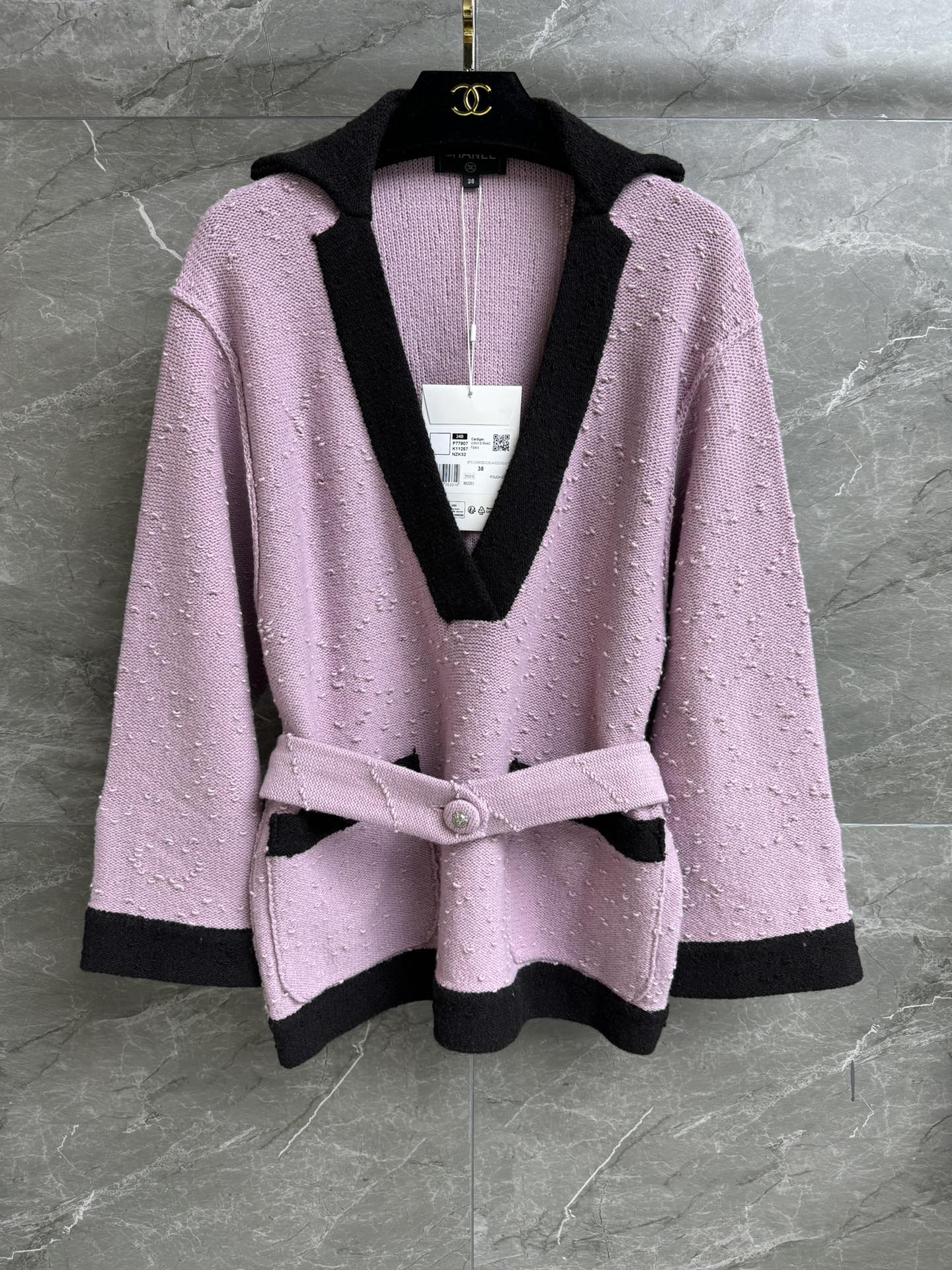 NO:315159,High-end version shipped Xiangjia V-neck contrasting sweater Autumn and winter series Lapel deep V-neck Double pocket decoration Pink tweed contrasting color age-reducing fashionable and fashionable Customized special yarns with grainy feel Loose style with belt Upper body slim and elegant Full trademarks Equipped with cloth bag Size SML, Chanel, sweaters, alexander wang19860909高版本出货啦 香家V领撞色毛衣 秋冬系列 翻领深V领口 双口袋装饰 粉咖花呢撞色 减龄时髦洋气 定制特种纱线 自带颗粒感 宽松版型 配有腰带 上身显瘦又气 商标齐全 配有布袋 尺码SML,,chanel,sweaters,alexander wang,Women's clothing