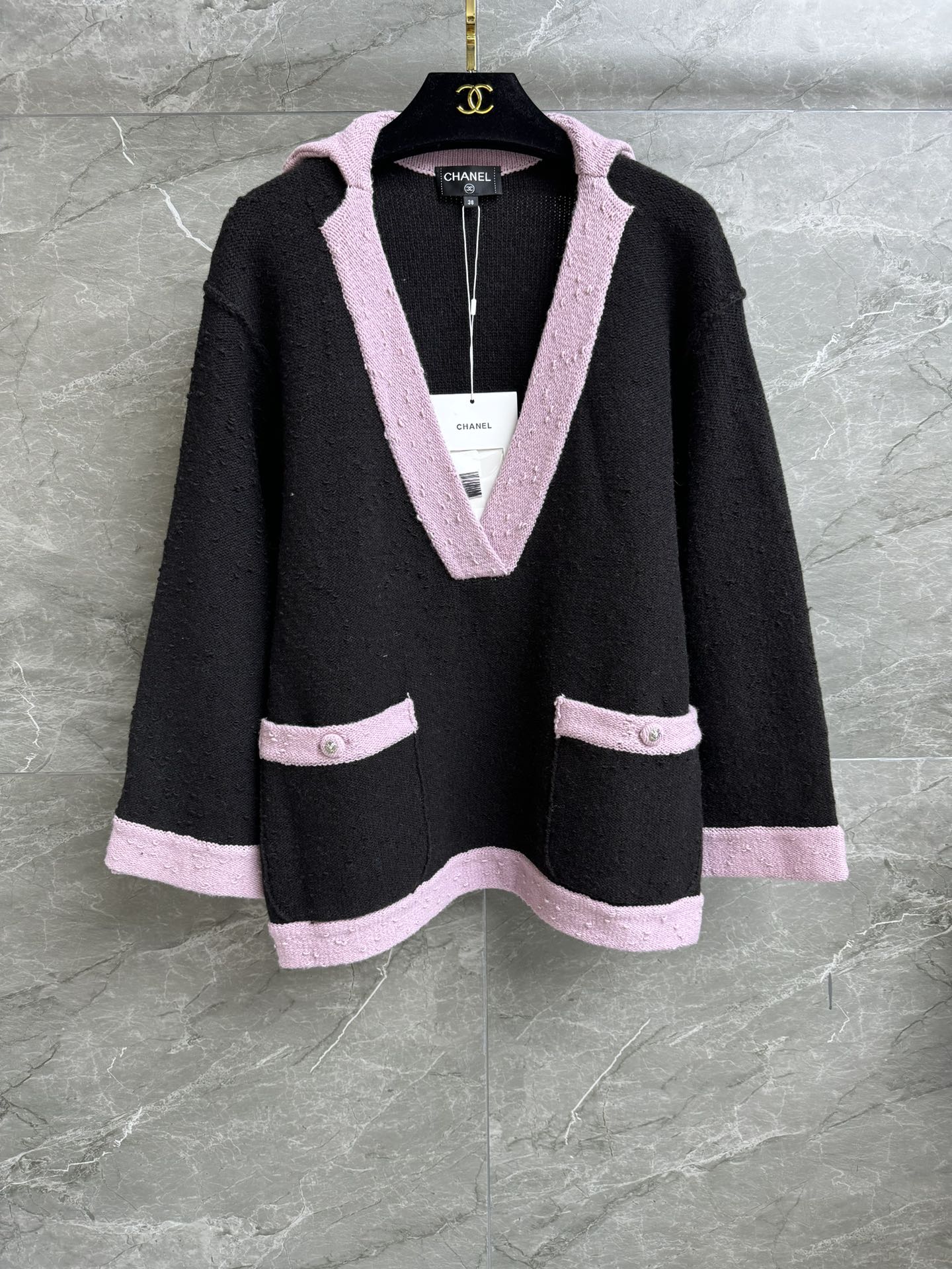 NO:329486,High-version shipped Xiangjia V-neck contrasting sweater Autumn and winter series Lapel deep V-neck Double pocket decoration Pink tweed contrasting color age-reducing fashionable and fashionable Customized special yarns with grainy feel Loose style with belt Upper body slim and temperament Full trademarks Equipped with cloth bag Size SML, Chanel, Sweaters, alexander wang19860909高版本出货啦 香家V领撞色毛衣 秋冬系列 翻领深V领口 双口袋装饰 粉咖花呢撞色 减龄时髦洋气 定制特种纱线 自带颗粒感 宽松版型 配有腰带 上身显瘦又气质 商标齐全 配有布袋 尺码SML,,chanel,sweaters,alexander wang,Women's clothing