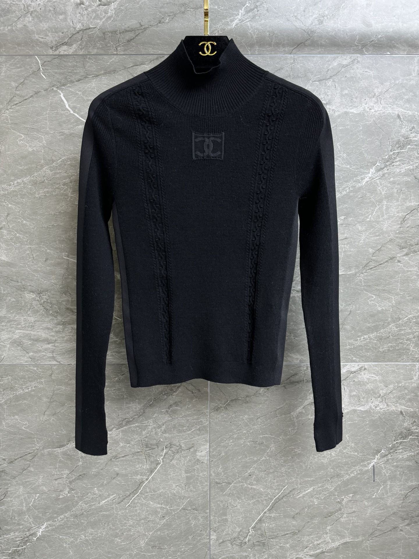 NO:315175,High-end version shipped Xiangjia double C knitted base shirt Ski series Half-high neck neckline Side splicing design Three-dimensional crochet with dark pattern logo pattern Simple and high-end Wool blend fabric Comfortable and skin-friendly Elastic slim fitted top body and temperament Full trademark Equipped with cloth bag Size sml, Chanel, Alexander wang19860909高版本出货啦 香家双C针织打底衫 滑雪系列 半高领领口 侧边拼接设计 立体钩花搭配暗纹logo图案 简约又高级 羊毛混纺面料 舒适亲肤 弹力修身版型 上身显瘦又气质 商标齐全 配有布袋 尺码sml,,chanel,alexander wang,Women's clothing