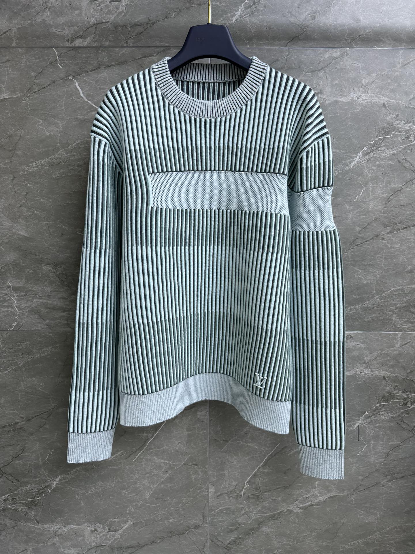 NO:448324,New styles for early autumn are available. L family striped jacquard sweater. Autumn and winter series. Round neck ribbed neckline. Hem logo badge decoration. Three-dimensional three-color striped jacquard pattern. Fresh and fashionable. Custom knitted fabric. Loose style. Not to be picked. Men and women. Full trademark. Size SML,,louis vuitton,sweaters,alexander wang.19860909早秋新款上新啦 L家条纹提花毛衣 秋冬系列 圆领罗纹领口 下摆logo徽章装饰 立体三色条纹提花图案 配色清新时髦 定制针织面料 宽松版型 不挑人穿 男女同款 商标齐全 尺码SML,,louis vuitton,sweaters,alexander wang,Women's clothing