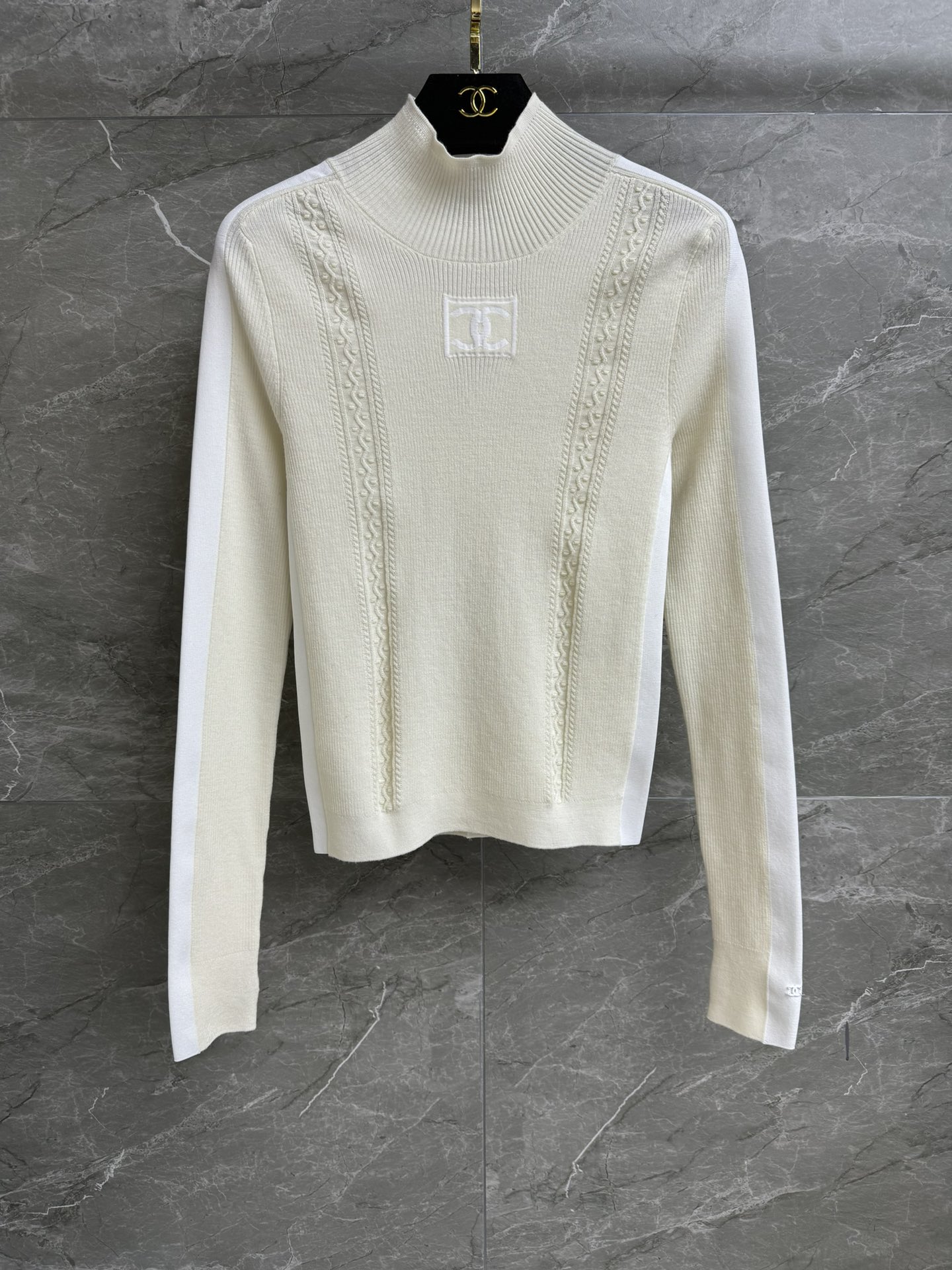 NO:421848,High-end version shipped Xiangjia double C knitted base shirt Ski series Half-high neck neckline Side splicing design Three-dimensional crochet with dark pattern logo pattern Simple and high-end Wool blend fabric Comfortable and skin-friendly Elastic slim fitted top body and temperament Full trademark Equipped with cloth bag Size sml, Chanel, Alexander wang19860909高版本出货啦 香家双C针织打底衫 滑雪系列 半高领领口 侧边拼接设计 立体钩花搭配暗纹logo图案 简约又高级 羊毛混纺面料 舒适亲肤 弹力修身版型 上身显瘦又气质 商标齐全 配有布袋 尺码sml,,chanel,alexander wang,Women's clothing