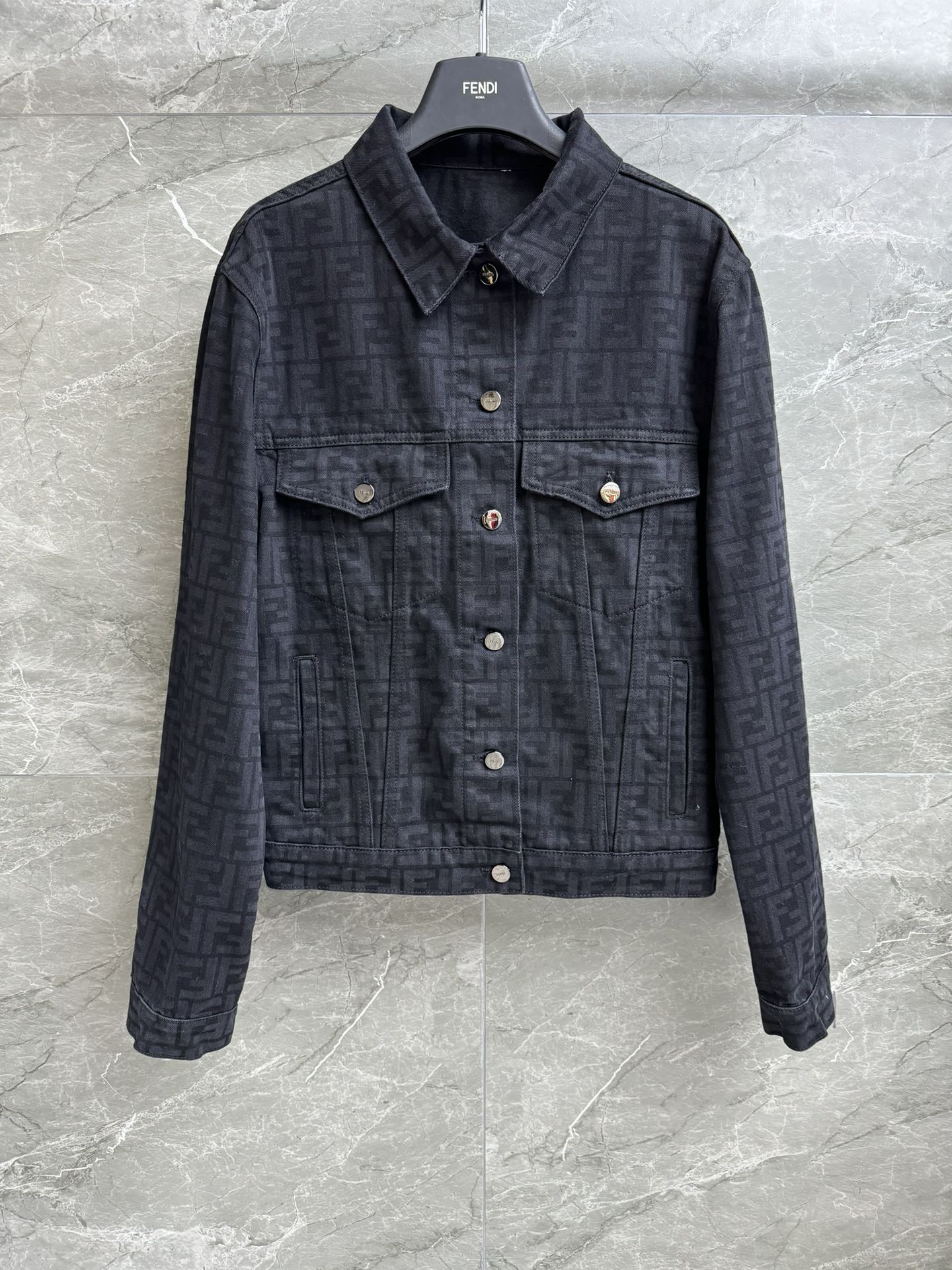 NO:316958,New autumn and winter models are available. FD old-fashioned denim jacket. Autumn and winter series. Lapel neckline design. Double F letter jacquard pattern. Fully high-end. Imported twill cotton denim fabric. Clever and comfortable. Loose style. Slim and fashionable upper body. Full trademark. Size SML,,jackets & coats,alexander wang.19860909秋冬新款上新啦 FD老花牛仔外套 秋冬系列 翻领领口设计 双F字母提花图案 高级感十足 进口斜纹棉牛仔面料 挺括舒适 宽松版型 上身显瘦又时髦 商标齐全 尺码SML,,jackets & coats,alexander wang,Women's clothing