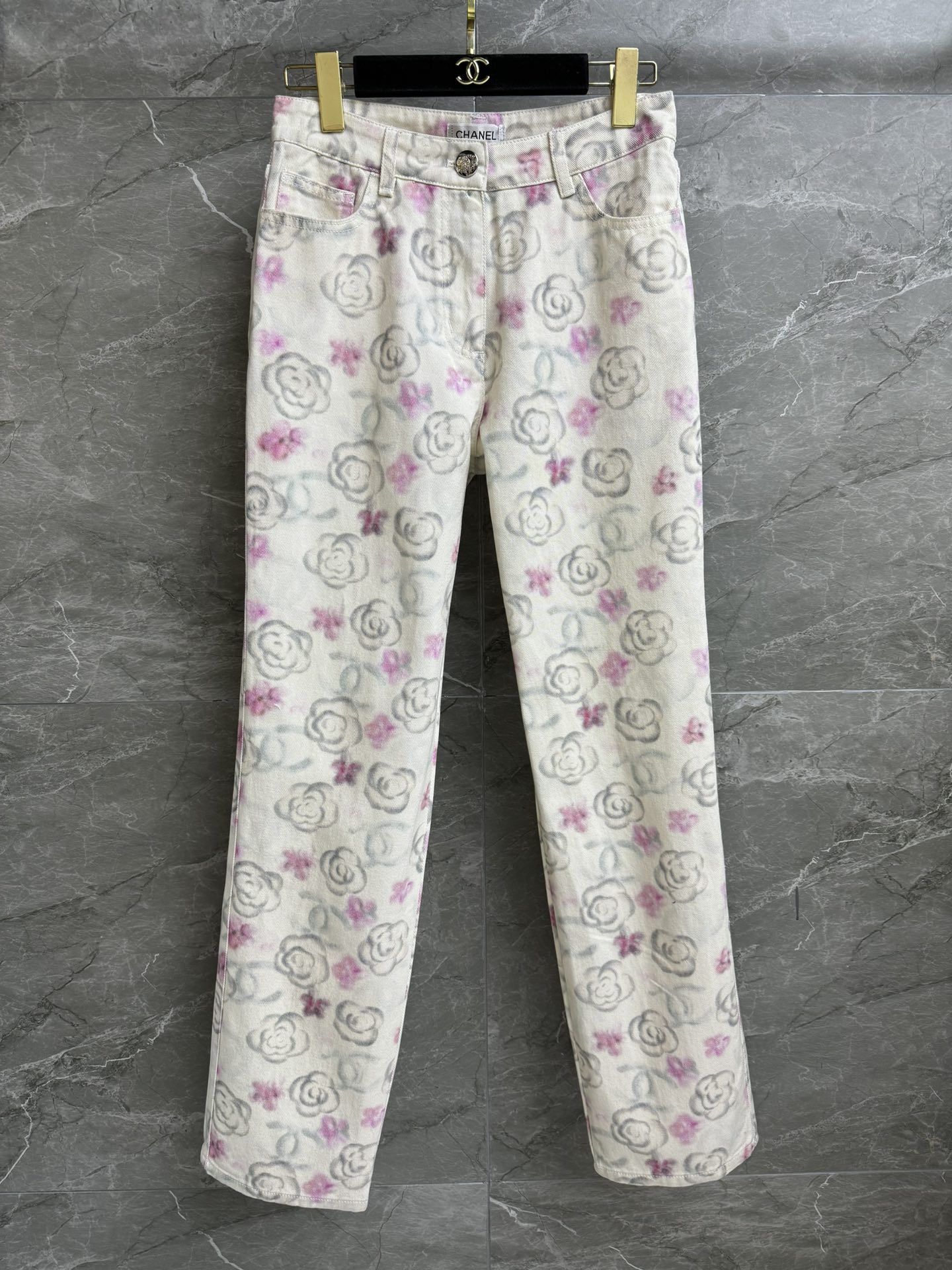 NO:315907,High-end version shipped Xiangjia camellia jeans Ski series Full-print camellia logo pattern Retro age-reducing fashionable Custom-made washing denim fabric Soft and comfortable Fine workmanship Straight pants style Slim and versatile on the upper body Full trademark Size SML, Chanel, jeans, alexander wang19860909高版本出货啦 香家山茶花牛仔裤 滑雪系列 满印山茶花logo图案 复古减龄时髦 定制水洗牛仔面料 柔软舒适 做工精细 直筒裤版型 上身显瘦又百搭 商标齐全 尺码SML,,chanel,jeans,alexander wang,Women's clothing