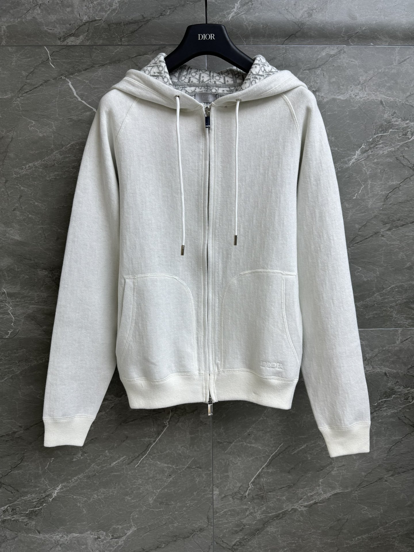 NO:316437,New autumn and winter models are available. D home hooded zipper cardigan. Autumn and winter series. Hooded zipper design. Pocket logo embroidery pattern embellishment. Pretty jacquard pattern. Exquisite and fashionable. Cotton blended fabric. Thick and warm. Loose style. Not to be picked. Men and women. Full trademark. Size SML,,dior,hats,alexander wang.19860909秋冬新款上新啦 D家连帽拉链开衫 秋冬系列 连帽拉链设计 口袋logo刺绣图案点缀 内里老花提花图案 精致时髦 棉质混纺面料 厚实保暖 宽松版型 不挑人穿 男女同款 商标齐全 尺码SML,,dior,hats,alexander wang,Women's clothing