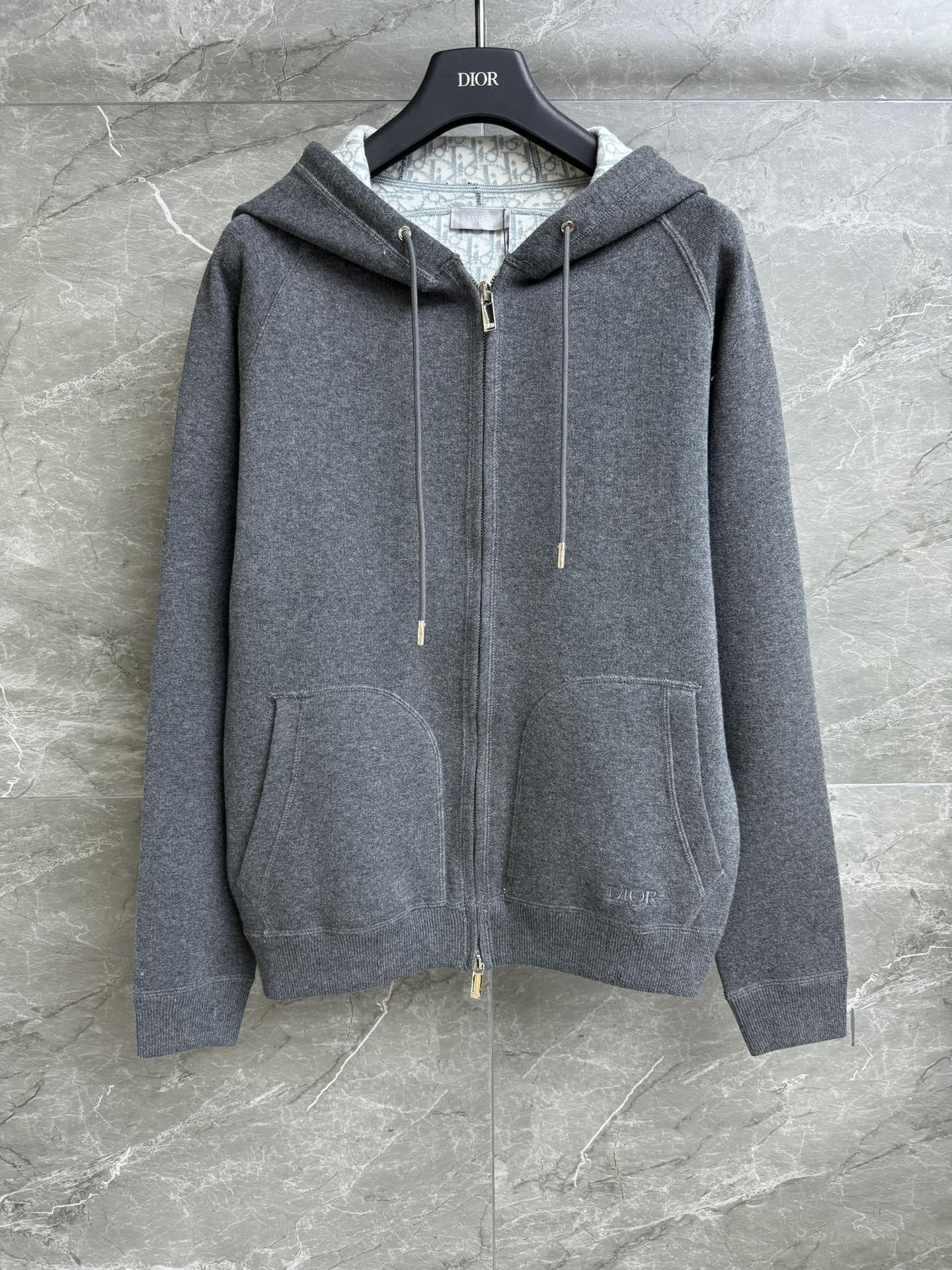 NO:316441,New autumn and winter models are available. D home hooded zipper cardigan. Autumn and winter series. Hooded zipper design. Pocket logo embroidery pattern embellishment. Pretty jacquard pattern. Exquisite and fashionable. Cotton blended fabric. Thick and warm. Loose style. Not to be picked. Men and women. Full trademark. Size SML,,dior,hats,alexander wang.19860909秋冬新款上新啦 D家连帽拉链开衫 秋冬系列 连帽拉链设计 口袋logo刺绣图案点缀 内里老花提花图案 精致时髦 棉质混纺面料 厚实保暖 宽松版型 不挑人穿 男女同款 商标齐全 尺码SML,,dior,hats,alexander wang,Women's clothing