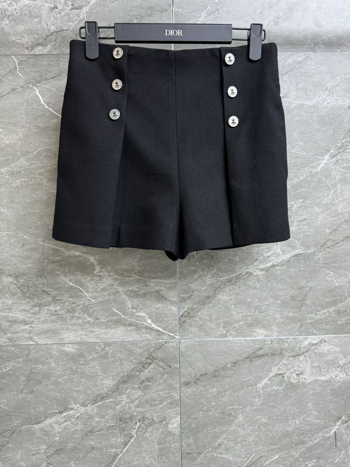 NO:430244,New early spring style is available. D home double-breasted shorts 2025 early spring series. Double-breasted design. Anchor logo button decoration. Simple and unique. Customized silk fabric. Clever and stylish. Super texture. High-waisted shorts. The upper body looks slim and versatile. Full trademark. Size SML,,dior, shorts,alexander wang.19860909早春新款上新啦 D家双排扣短裤 2025早春系列 双排扣设计 船锚logo纽扣装饰 简单又不失特色 定制丝毛面料 挺括有型 超有质感 高腰短裤版型 上身显瘦又百搭 商标齐全 尺码SML,,dior,shorts,alexander wang,Women's clothing