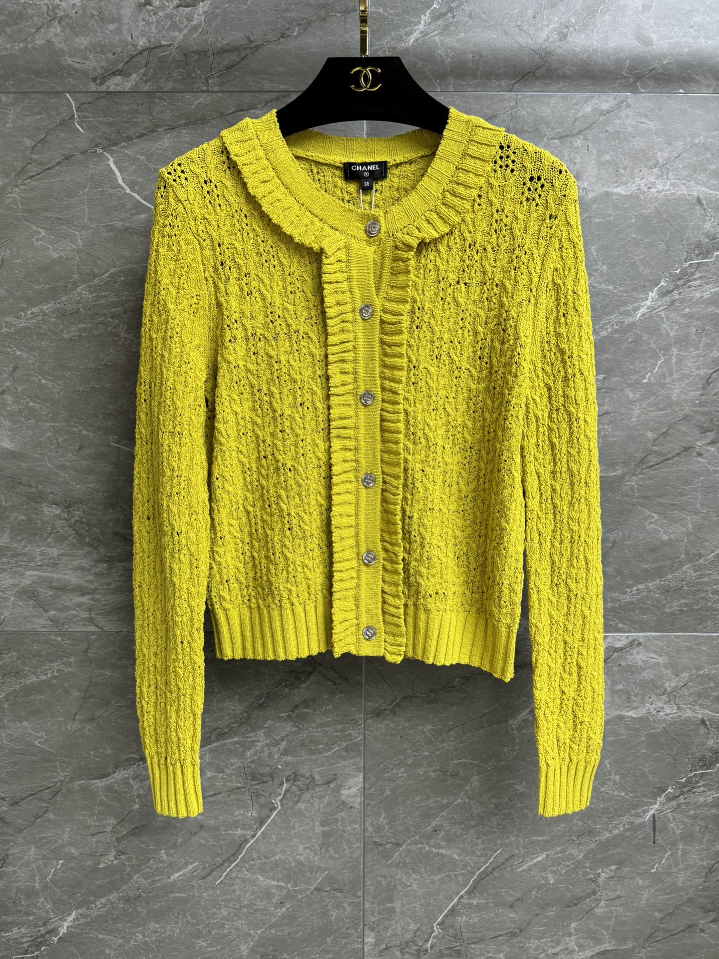 NO:433827,High-version shipped Xiangjia lace hollow cardigan 2025 early spring vacation series Wrinkled lace design Three-dimensional hook-flower hollow texture Exquisite and elegant Turmeric color white and elegant Custom cotton blended yarn Comfortable and crisp Slim fit style Slim and fashionable Top body must have hot girls Complete trademarks Equipped with cloth bag Size sml, Chanel, alexander wang19860909高版本出货啦 香家花边镂空开衫 2025早春度假系列 褶皱花边设计 立体钩花镂空纹理 精致优雅 姜黄色显白又气质 定制棉质混纺纱线 舒适挺括 修身版型 上身显瘦又时髦 辣妹必备 商标齐全 配有布袋 尺码sml,,chanel,alexander wang,Women's clothing