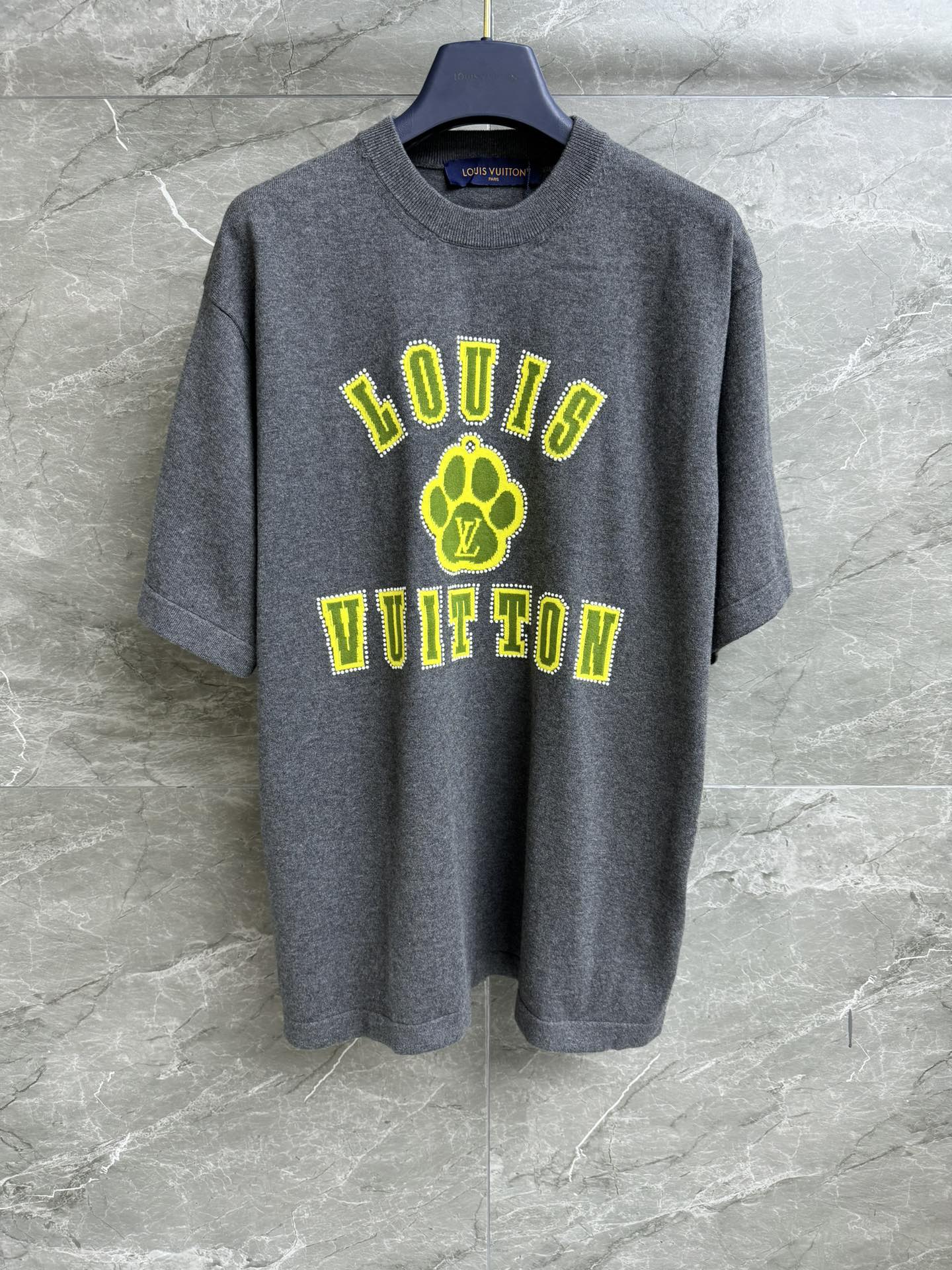 NO:435445,New early spring style is available. L family dog ​​claw nail bead short sleeves. 2025 early spring series. Round neck ribbed neckline. Logo logo claw print jacquard pattern. Bead decoration embellishment. Exquisite and fashionable. Cotton knitted fabric. Soft and comfortable texture. Loose style. Not to be picked. Men and women. Full trademark. Size XsSML,,louis vuitton, T-shirt,alexander wang.19860909早春新款上新啦 L家狗爪钉珠短袖 2025早春系列 圆领罗纹领口 logo标志爪印提花图案 钉珠装饰点缀 精致时髦 棉质针织面料 柔软舒适有质感 宽松版型 不挑人穿 男女同款 商标齐全 尺码XsSML,,louis vuitton,T-shirt,alexander wang,Women's clothing