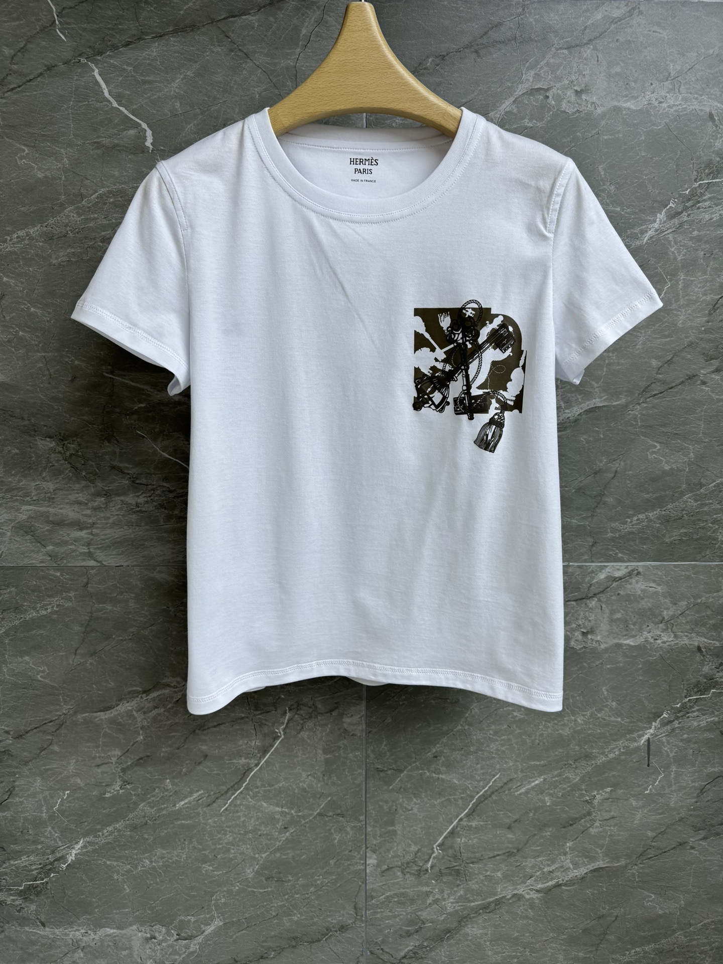 NO:435084,New early spring model is available. H-key printed T-shirt 2025 early spring series. Round neckline design. Les Clefs printed pattern. Simple and fashionable. Customized cotton fabric. Comfortable and skin-friendly and breathable. Normal style. Slim and temperament on the upper body. Size SML,,tees, t-shirt,alexander wang.19860909早春新款上新啦 Ｈ家钥匙印花T恤 2025早春系列 圆领领口设计 Les Clefs印花图案 简约时髦高级 定制纯棉面料 舒适亲肤透气 正常版型 上身显瘦又气质 尺码SML,,tees，t-shirt,alexander wang,Women's clothing