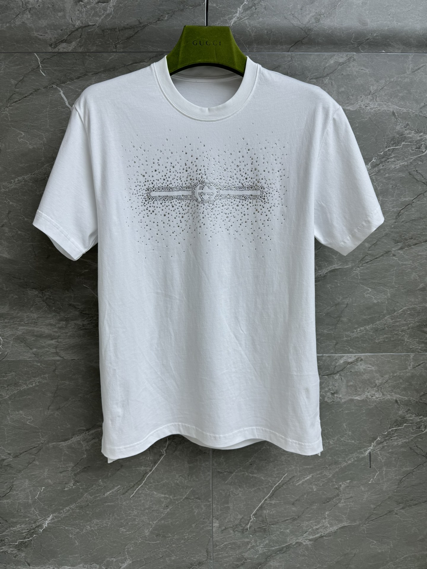 NO:314599,New models for early spring are available. G Home Shampoo logo T-shirt 2025 Early Spring Series Round neckline design Heavy industry Shampoo logo decoration Exquisite and fashionable high-end Imported cotton fabric Soft and comfortable breathable Loose style Not to be picked and wear Men and women The same style is complete. Size SML, gucci,tees, t-shirt, alexander wang19860909早春新款上新啦 G家烫钻logoT恤 2025早春系列 圆领领口设计 重工烫钻logo装饰 精致时髦高级 进口纯棉面料 柔软舒适透气 宽松版型 不挑人穿 男女同款 商标齐全 尺码SML,,gucci,tees，t-shirt,alexander wang,Women's clothing