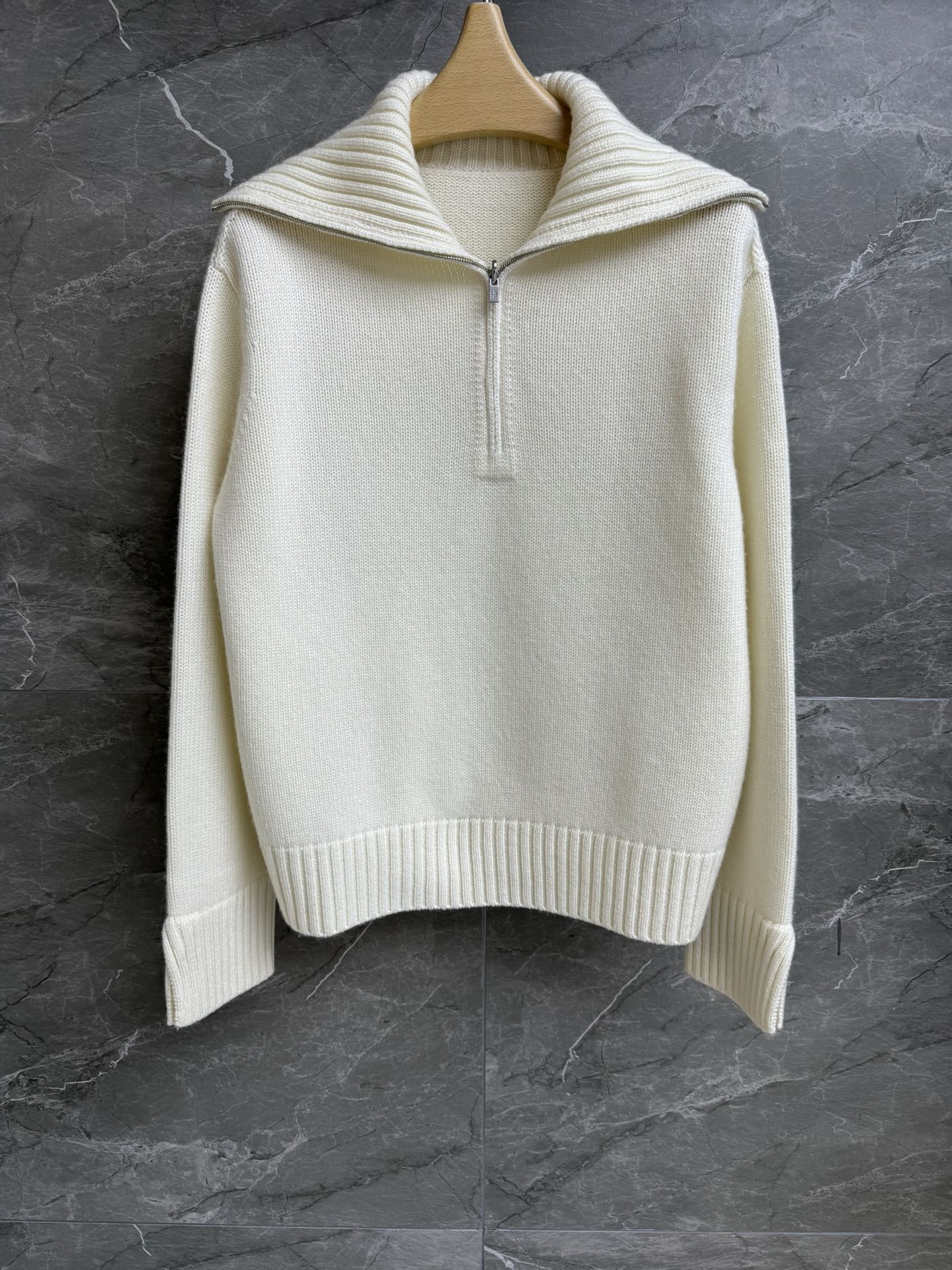 NO:591732,The higher version has been shipped. LP half-zip cashmere sweater. Autumn and winter series. Half-zip lapel design. Foldable cuffs. Simple yet distinctive. Full of high-end feel. 100% cashmere fabric. Thick, soft and delicate. Super texture. Loose fit. Gentle temperament on the upper body. Complete trademarks. Sizes SML, loro piana, sweaters, alexander wang19860909高版本出货啦 LP半拉链羊绒毛衣 秋冬系列 翻领半拉链设计 袖口开叉可翻叠 简约不失特色 满满高级感 百分百羊绒面料 厚实柔软细腻 超有质感 宽松版型 上身温柔气质 商标齐全 尺码SML,,loro piana,sweaters,alexander wang,Women's clothing