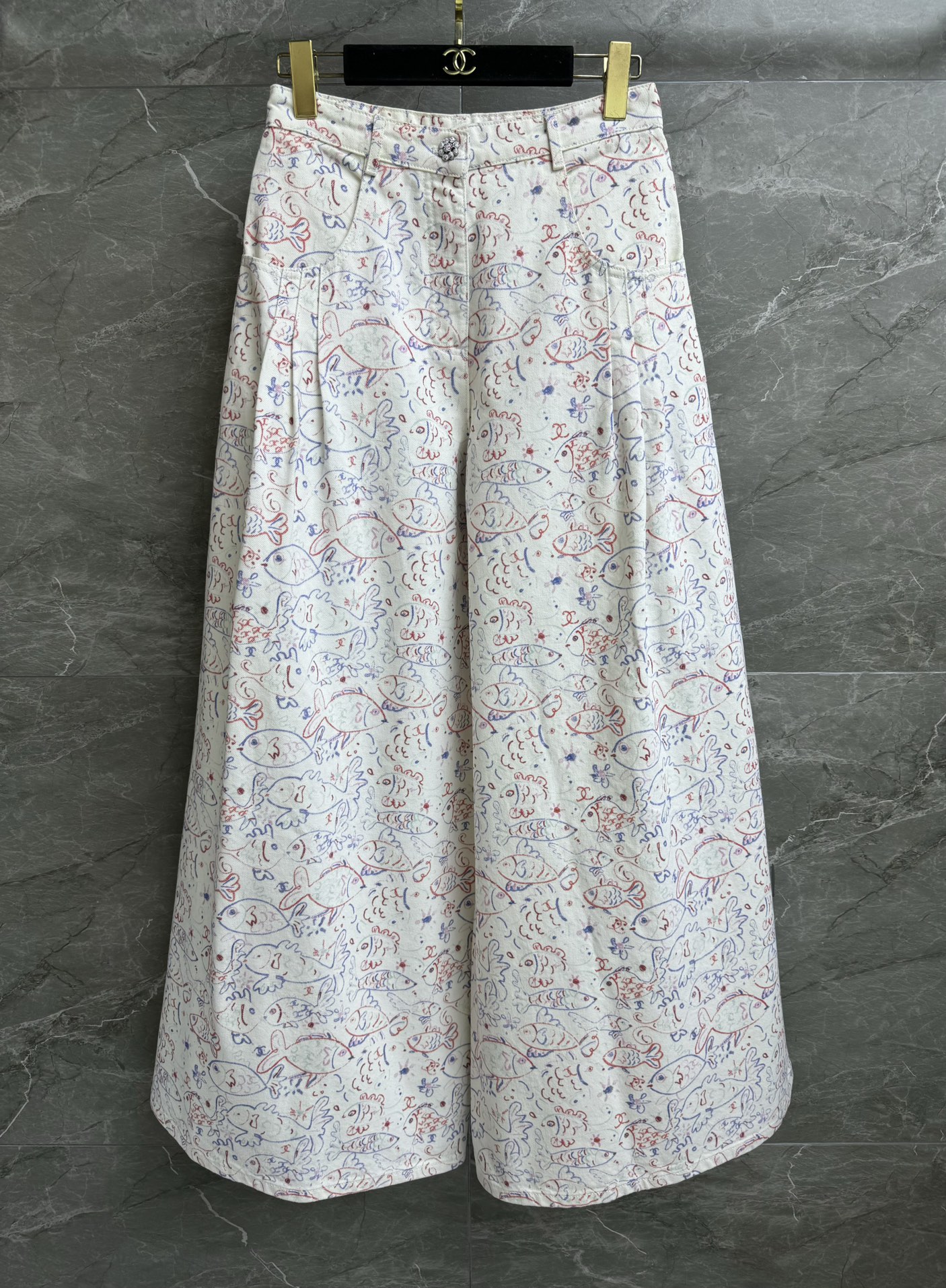 NO:315909,New early spring style is shipped. Xiangjia painted small fish wide-leg pants. 2025 early spring vacation series. Colorful graffiti small fish print pattern. Age-reducing fashionable and fashionable. Customized washing denim fabric. Clever and comfortable. Wide-leg pants style. Lazy and casual and not picky. Full trademark. Size SML, chanel, alexander wang.19860909早春新款出货啦 香家彩绘小鱼阔腿裤 2025早春度假系列 彩色涂鸦小鱼印花图案 减龄时髦洋气 定制水洗牛仔面料 挺括舒适 阔腿裤版型 慵懒随性不挑腿型 商标齐全 尺码SML,,chanel,alexander wang,Women's clothing