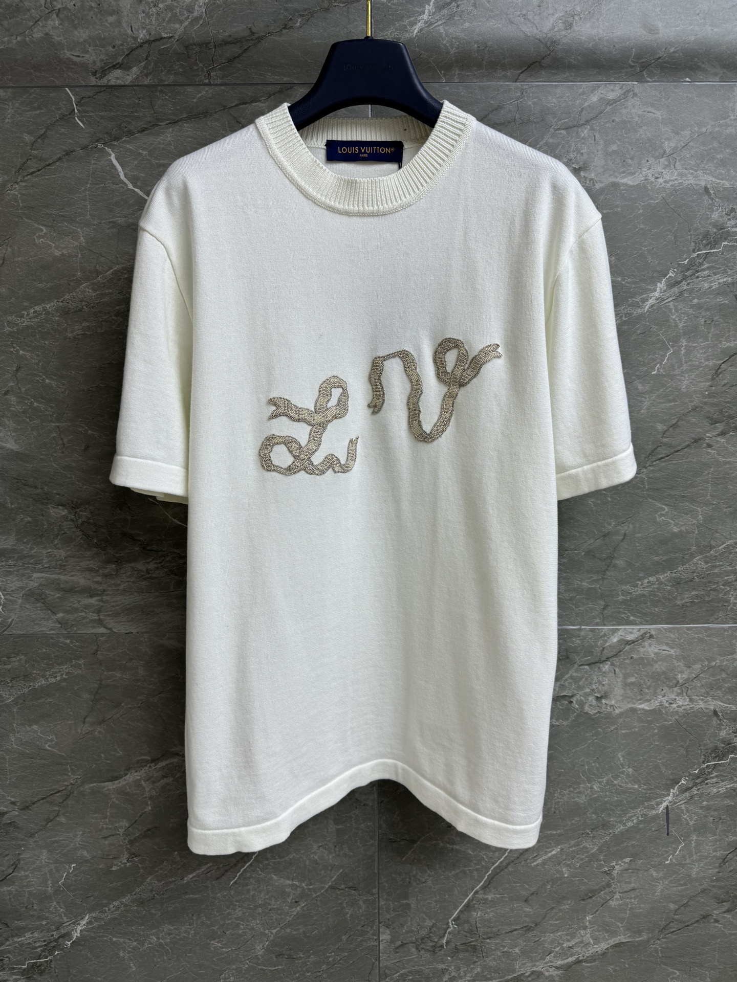 NO:435449,New early spring models are available. L family ribbon embroidered short sleeves. 2025 early spring series. Round neck ribbon embroidered neckline. Classic logo ribbon embroidered pattern. Simple and yet stylish. Easy to wear. Tightly cotton knitted fabric. Soft and comfortable and breathable. Loose style. Not to be picked for people. The same style as men and women. Full trademark size. XsSML,,louis vuitton, T-shirt,alexander wang.19860909早春新款上新啦 L家缎带刺绣短袖 2025早春系列 圆领罗纹领口 经典logo缎带刺绣图案 简约不失格调 轻松穿出高级感 密纺棉布针织面料 柔软舒适透气 宽松版型 不挑人穿 男女同款 商标齐全 尺码XsSML,,louis vuitton,T-shirt,alexander wang,Women's clothing