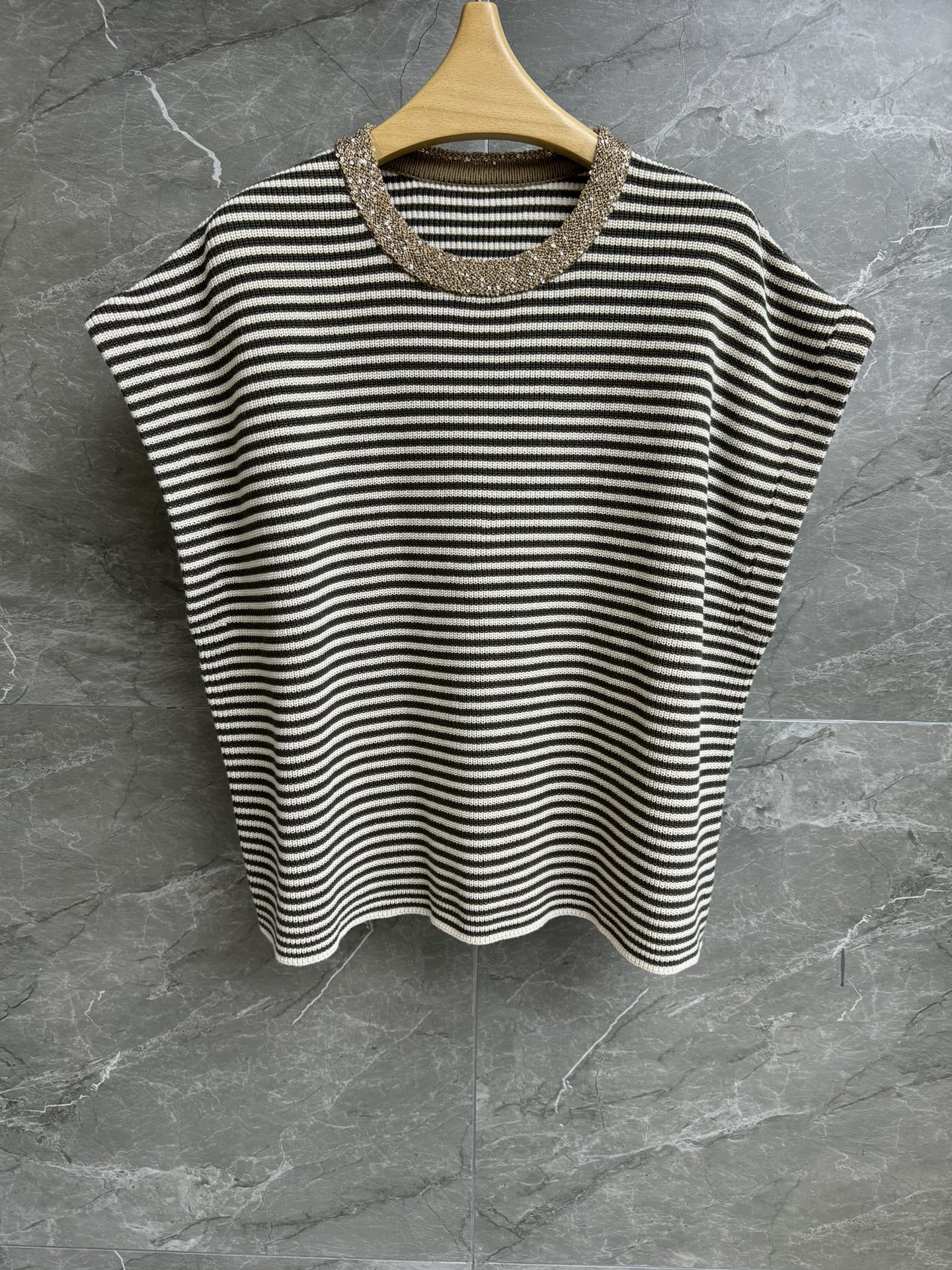 NO:313935,New early spring style is available. BC striped short sleeves. Early spring series. Round neckline design. Sequin inlay embellishment. Coffee striped color combination. Full of high-end feeling. Cotton knitted fabric. Comfortable and breathable. Loose style. Lazy temperament of the upper body. Size SML, T-shirt, alexander wang.19860909早春新款上新啦 BC镶边条纹短袖 早春系列 圆领领口设计 亮片镶嵌点缀 咖啡色条纹拼色 高级感十足 棉质针织面料 舒适透气 宽松版型 上身慵懒气质 尺码SML,,T-shirt,alexander wang,Women's clothing