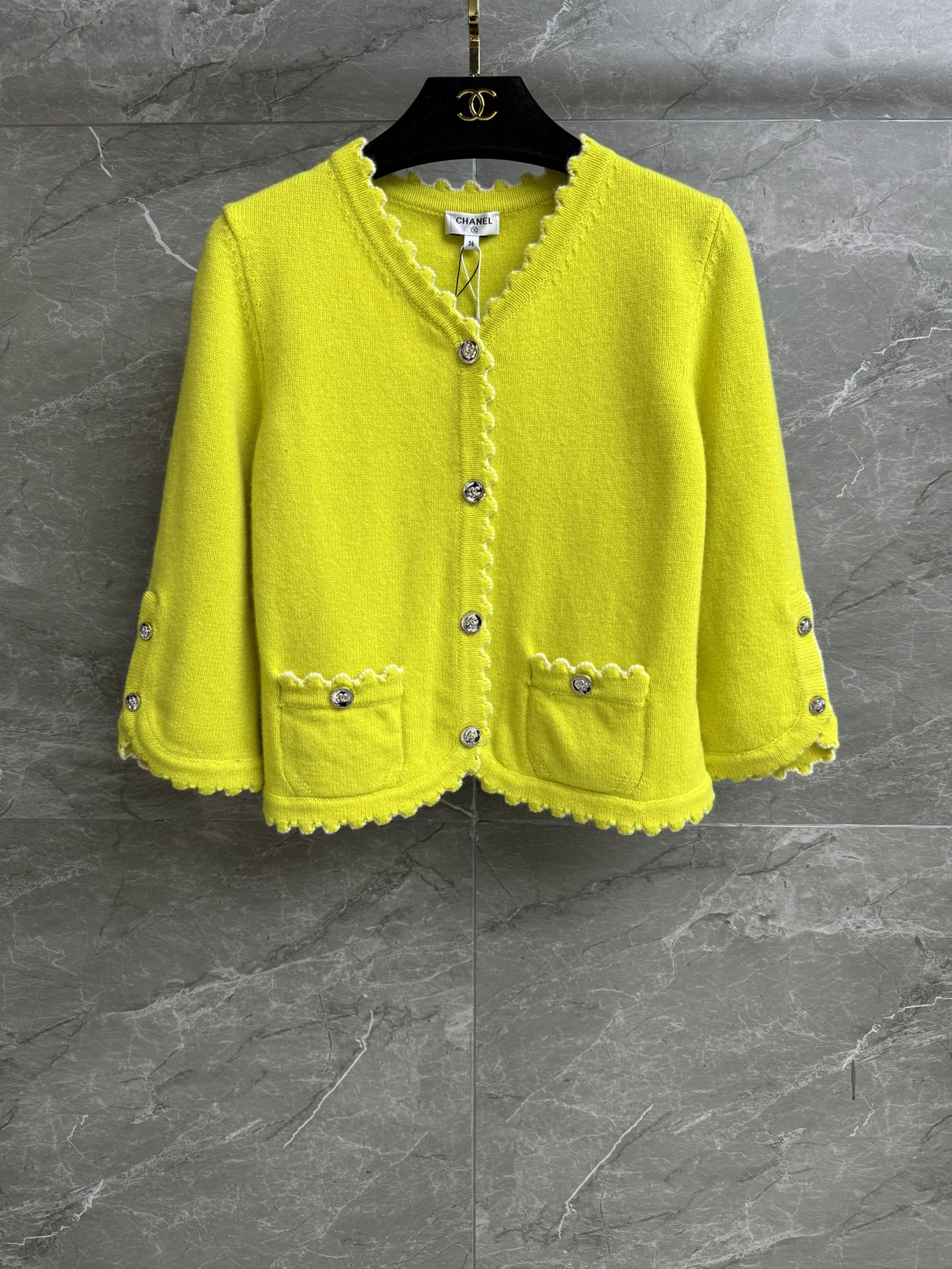 NO:294284,New early spring style is available. Xiangjia wavy cashmere cardigan. 2025 early spring series. French wavy piping. Centre sleeve design. Gentle and high-end. Exquisite logo button embellishment. Cashmere knitted fabric. Soft and comfortable. Short style. Slim and temperament on the upper body. Full trademark. Size SML, chanel, alexander wang.19860909早春新款上新啦 香家波浪边羊绒开衫 2025早春系列 法式波浪滚边 七分袖设计 温柔高级 精致logo纽扣点缀 羊绒针织面料 柔软舒适 短款版型 上身显瘦又气质 商标齐全 尺码SML,,chanel,alexander wang,Women's clothing