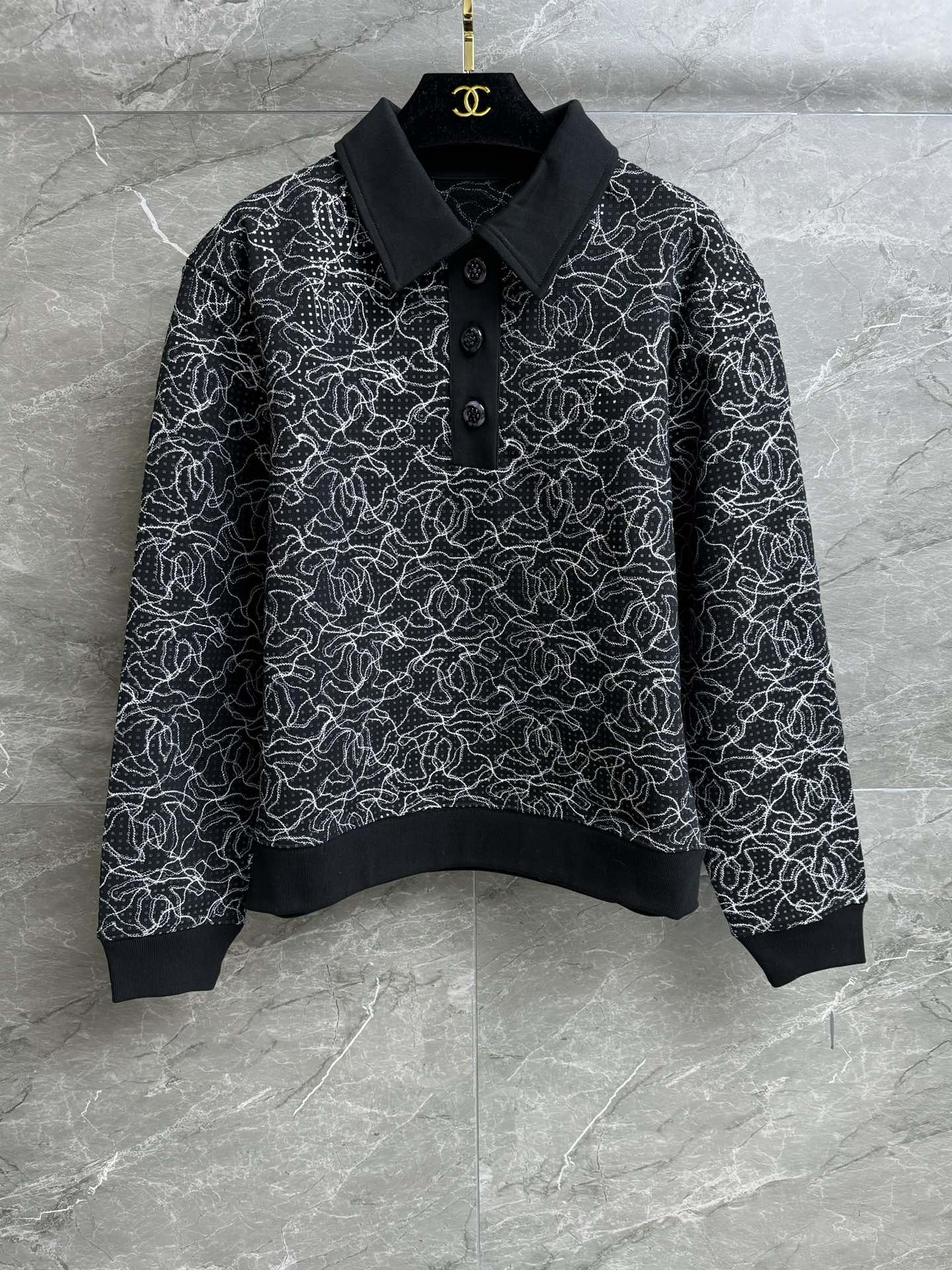 NO:294298,New early spring style is available. Xiangjiaman logo embroidered sweatshirt. 2025 early spring vacation series. Lapel neckline design. Double C stitching embroidery pattern. Sequin patch decoration embellishment. Cool and fashionable and high-end imported cotton fabric. Comfortable and skin-friendly and breathable. Loose style. Slim and temperament on the upper body. Full trademark. Size SML, chanel, hoodie, sweatshirts, alexander wang.19860909早春新款上新啦 香家满logo刺绣卫衣 2025早春度假系列 翻领领口设计 双C缝线刺绣图案 亮片贴片装饰点缀 酷帅时髦高级 进口纯棉面料 舒适亲肤透气 宽松版型 上身显瘦又气质 商标齐全 尺码SML,,chanel,hoodie,sweatshirts,alexander wang,Women's clothing