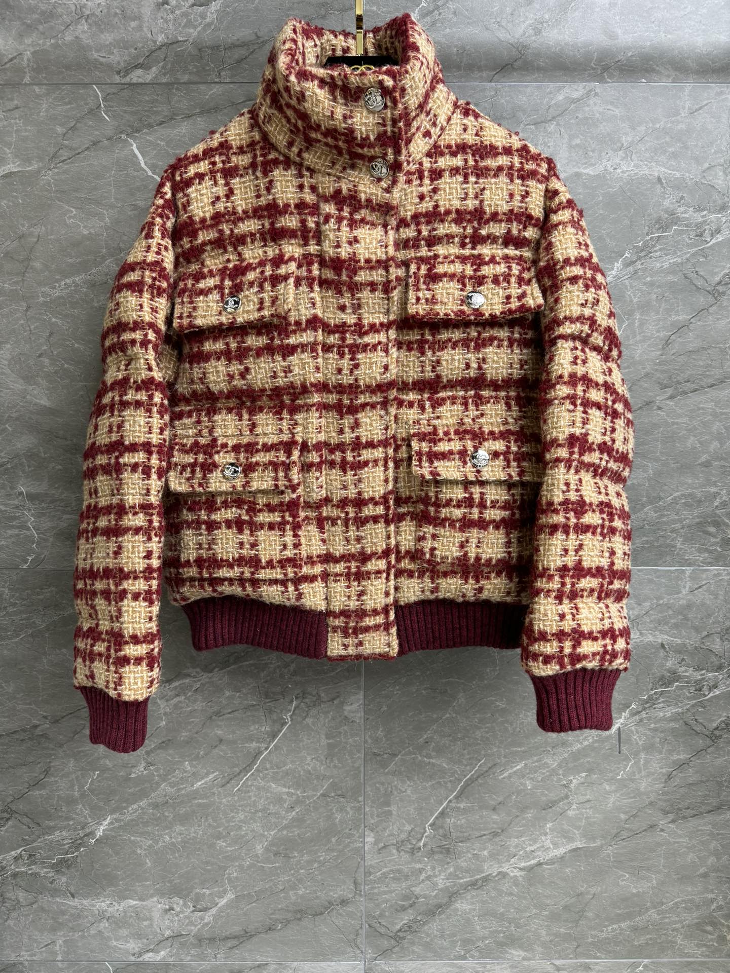 NO:294294,New autumn and winter models are available!  Xiangjia checked down jacket Ski series Stand collar design windproof and warm, double C diamond buckle decoration embellishment, red-brown checked contrast color, age-reducing fashionable and high-end wool tweed fabric, 90 white goose down filling, full filling, lightweight, warm and comfortable, loose style, slim and elegant upper body Size SML, Chanel, down jacket, alexander wang19860909秋冬新款上新啦！ 香家格纹羽绒服 滑雪系列 立领设计挡风保暖 双C钻扣装饰点缀 红棕格纹撞色 减龄时髦高级 羊毛花呢面料 90白鹅绒填充 充绒量足 轻盈保暖舒适 宽松版型 上身显瘦又气质 尺码SML,,chanel,down jacket,alexander wang,Women's clothing