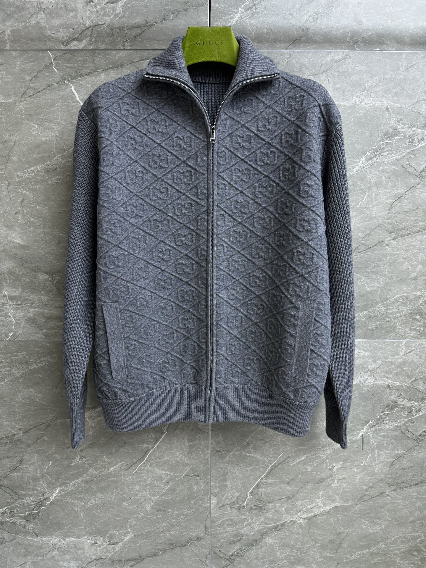 NO:294290,New early spring style is available. G home embossed logo cardigan 2025 early spring series stand-up collar zipper neckline predecessor GG embossed pattern high-grade gray color wool knitted fabric thick and warm loose style upper body looks slim and temperament full trademark size sml, gucci, alexander wang19860909早春新款上新啦 G家压花logo开衫 2025早春系列 立领拉链领口 前身GG压花图案 高级灰配色 羊毛针织面料 厚实保暖 宽松版型 上身显瘦又气质 商标齐全 尺码sml,,gucci,alexander wang,Women's clothing