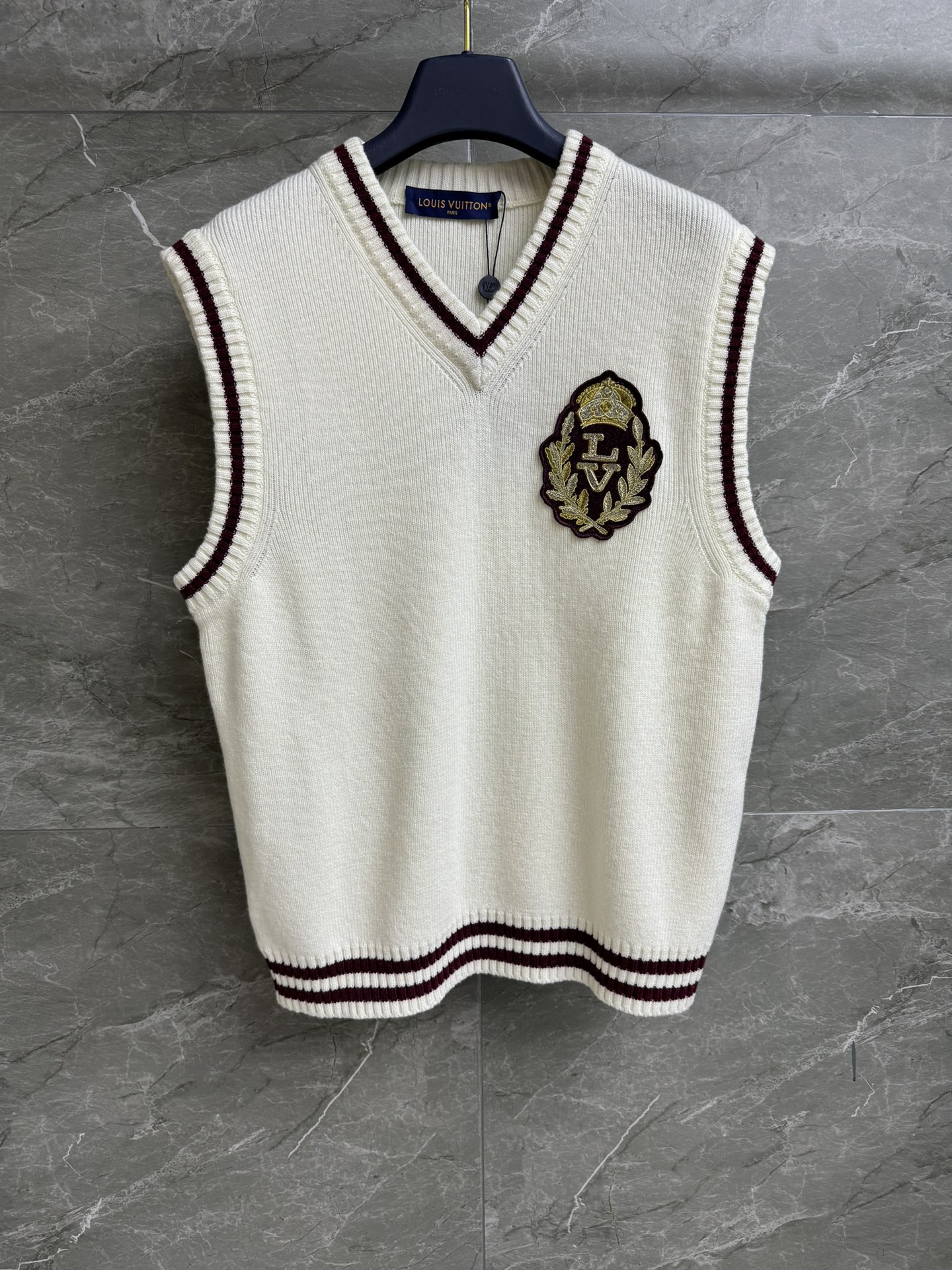 NO:294270,New early spring style is available. L-home wool knitted vest. 2025 early spring series. British college style. Temperament V-neck neckline. Embroidered logo badge decoration. Retro and high-end. Wool knitted fabric. Delicate and soft. Normal style. The upper body looks slim and versatile. It is very outstanding in single layering. Full trademark. Size SML,,louis vuitton,alexander wang.19860909早春新款上新啦 L家羊毛针织背心 2025早春系列 英伦学院风 气质V领领口 刺绣logo徽章装饰点缀 复古又高级 羊毛针织面料 手感细腻柔软 正常版型 上身显瘦又百搭 单穿叠穿都非常出彩 商标齐全 尺码SML,,louis vuitton,alexander wang,Women's clothing