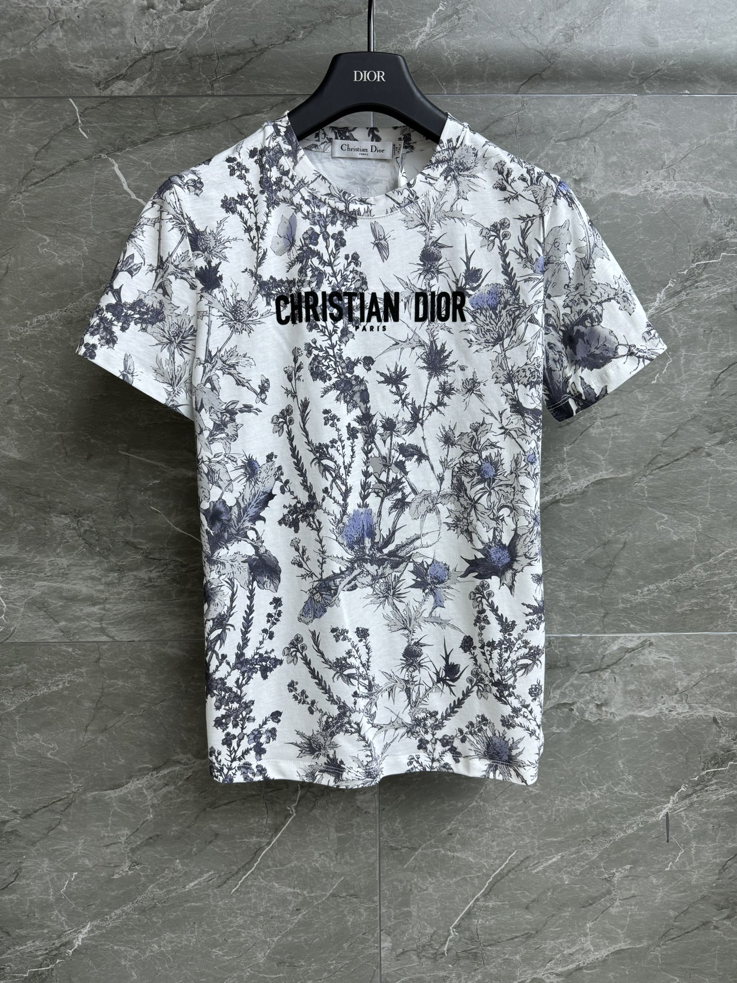 NO:294266,New early spring style is available. D home floral print T-shirt 2025 early spring series. Round neckline design. Ruyi floral print pattern. Fusion of three-dimensional flocking logo to create a unique vacation style. Imported pure cotton fabric. Soft, comfortable and skin-friendly. Very easy to wear. Normal style. Slim and temperament on the upper body. Full trademark. Size SML,,dior,tees, t-shirt,alexander wang.19860909早春新款上新啦 D家花卉印花T恤 2025早春系列 圆领领口设计 茹伊花卉印花图案 融合立体植绒logo 打造独特的度假风 进口纯棉面料 柔软舒适亲肤 非常好穿 正常版型 上身显瘦又气质 商标齐全 尺码SML,,dior,tees，t-shirt,alexander wang,Women's clothing