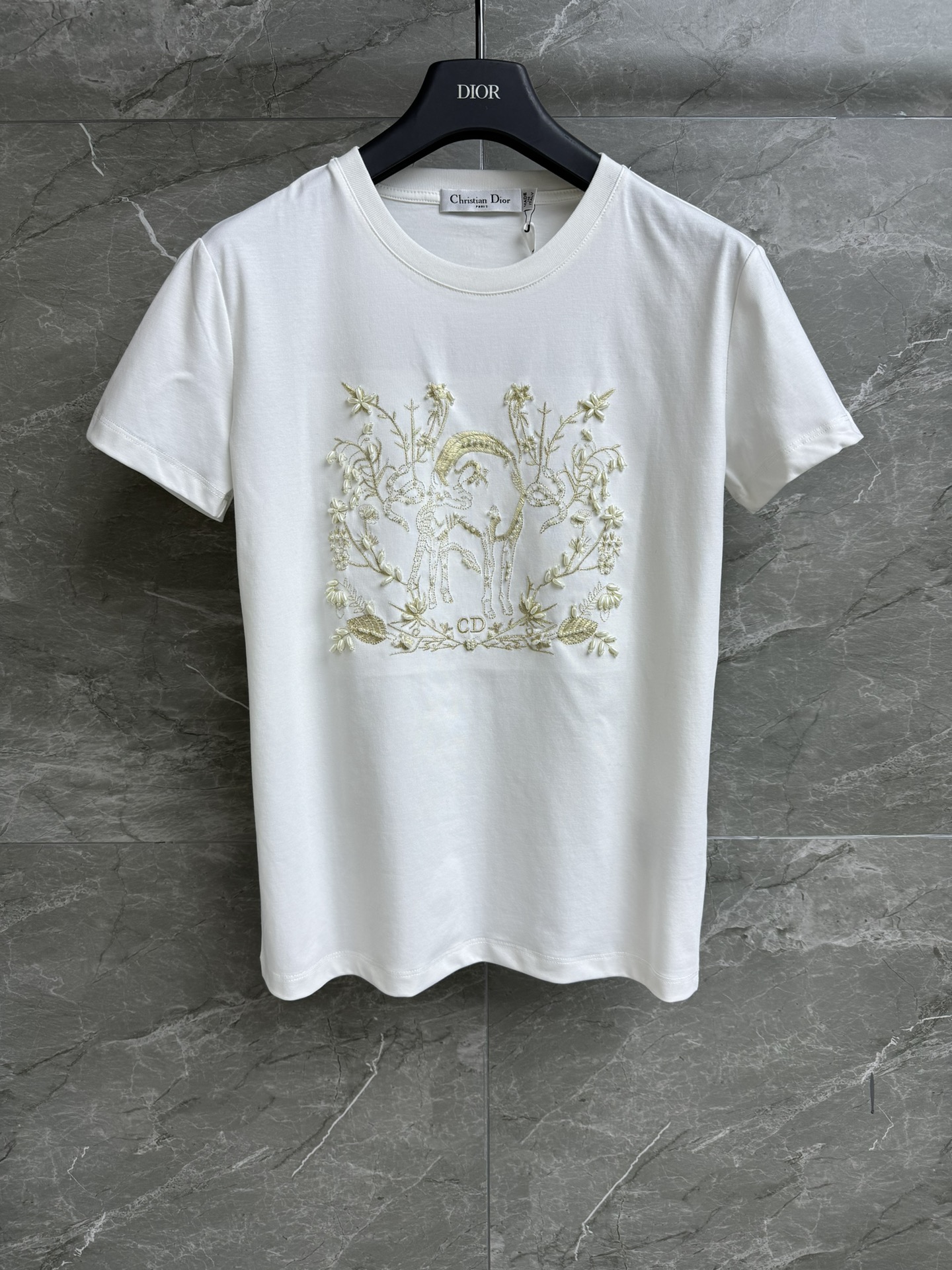 NO:294261,New early spring model is available. D family unicorn embroidered T-shirt 2025 early spring series. Round neckline design. Unicorn embroidery pattern. Beaded decoration. Exquisite and fashionable. Imported pure cotton fabric. Comfortable and skin-friendly and breathable. Normal style. Slim and temperament on the upper body. Full trademark. Size SML,,dior,tees, t-shirt,alexander wang.19860909早春新款上新啦 D家独角兽刺绣T恤 2025早春系列 圆领领口设计 独角兽刺绣图案 钉珠装饰点缀 精致时髦 进口纯棉面料 舒适亲肤透气 正常版型 上身显瘦又气质 商标齐全 尺码SML,,dior,tees，t-shirt,alexander wang,Women's clothing