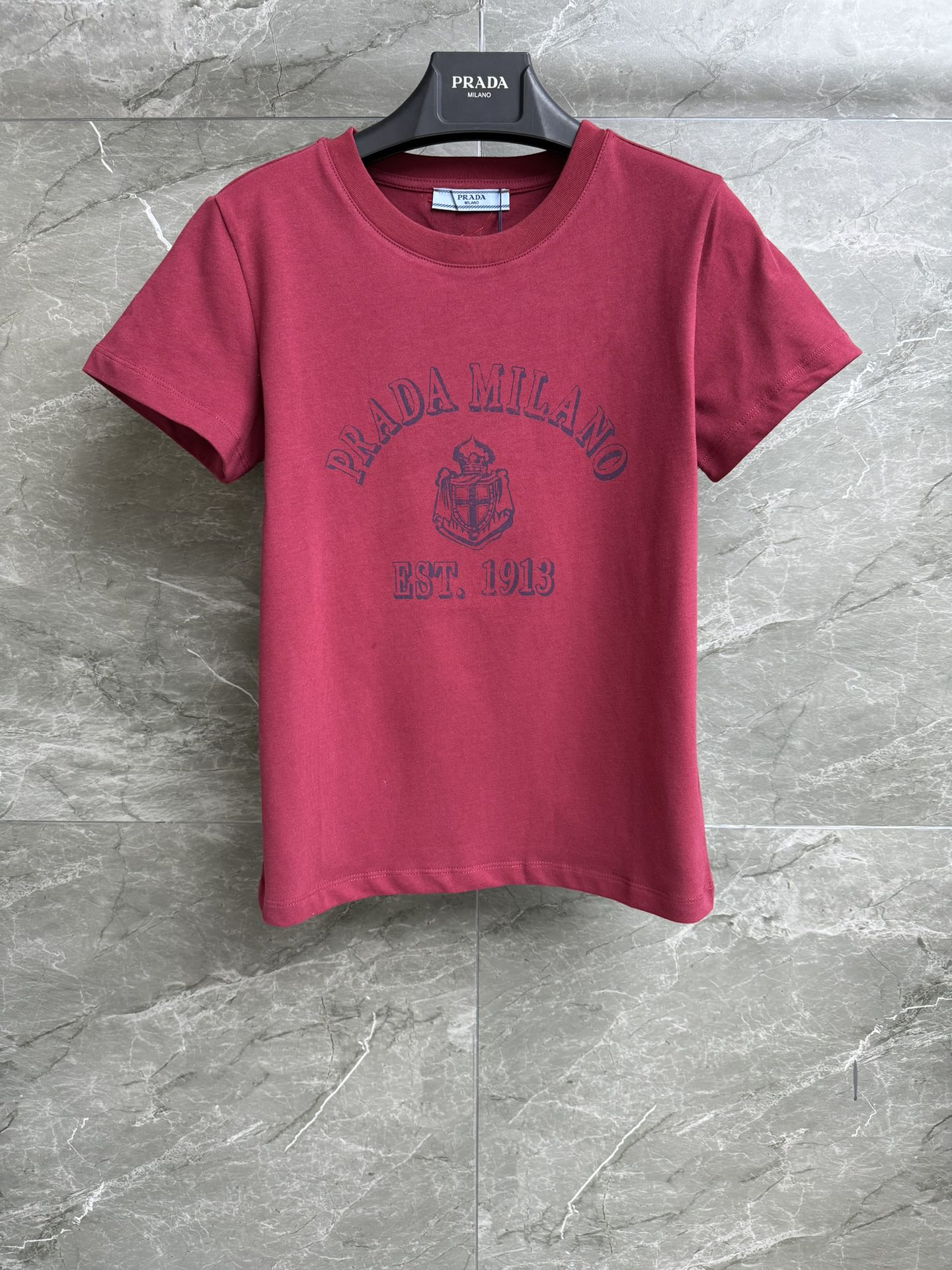 NO:294259,New early spring models are available. P home letter printed T-shirt 2025 early spring series. Round neckline design. Letter logo logo printed pattern. Simple and fashionable. Imported cotton fabric. Comfortable and breathable. Slim fit style. The upper body looks slim and versatile. Full trademark. Size smL,,tees, t-shirt,alexander wang.19860909早春新款上新啦 P家字母印花T恤 2025早春系列 圆领领口设计 字母logo徽标印花图案 简约时髦减龄 进口纯棉面料 舒适透气 修身版型 上身显瘦又百搭 商标齐全 尺码smL,,tees，t-shirt,alexander wang,Women's clothing