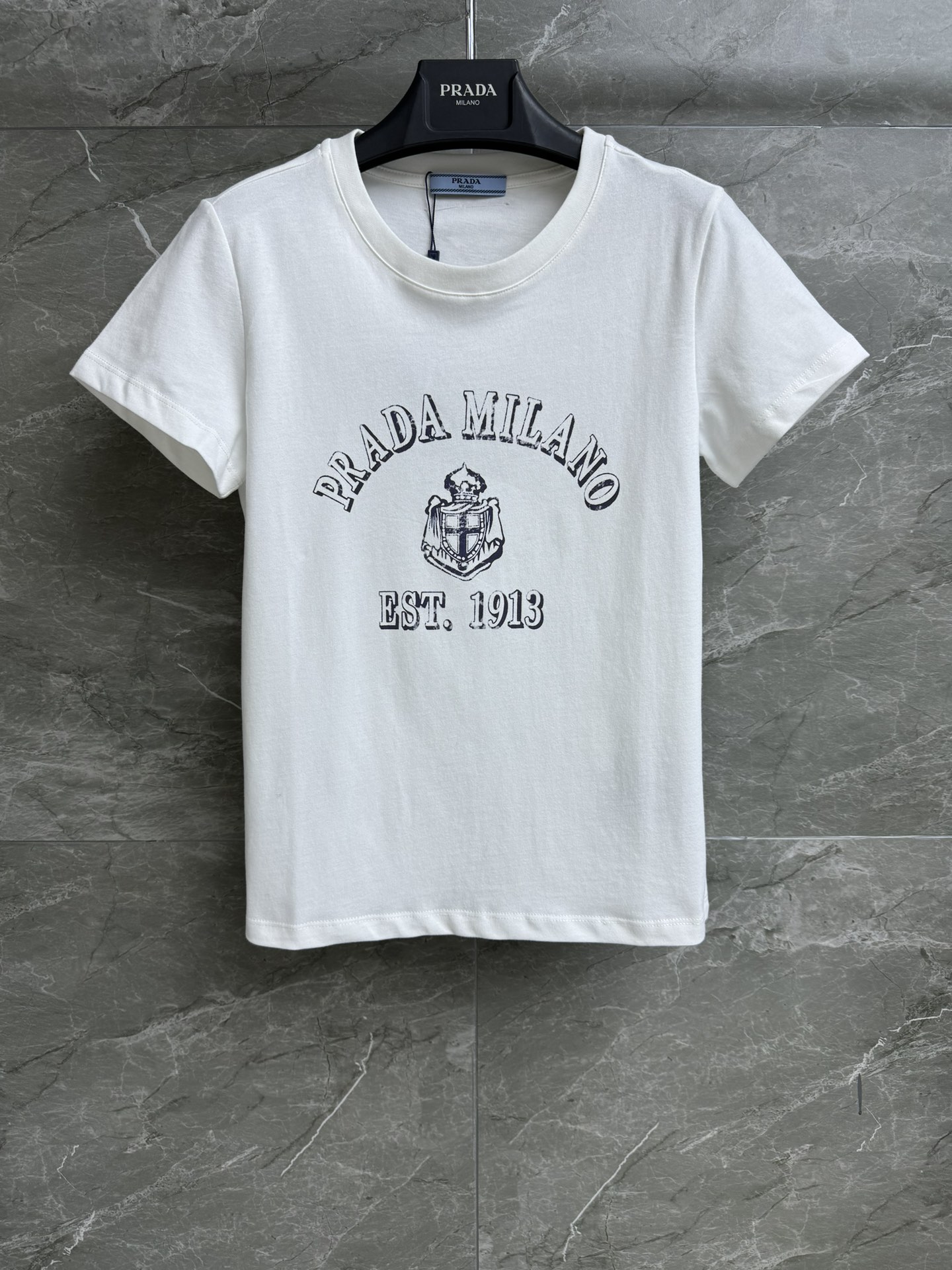 NO:294247,New early spring models are available. P home letter printed T-shirt 2025 early spring series. Round neckline design. Letter logo logo printed pattern. Simple and fashionable. Imported cotton fabric. Comfortable and breathable. Slim fit style. The upper body looks slim and versatile. Full trademark. Size smL,,tees, t-shirt,alexander wang.19860909早春新款上新啦 P家字母印花T恤 2025早春系列 圆领领口设计 字母logo徽标印花图案 简约时髦减龄 进口纯棉面料 舒适透气 修身版型 上身显瘦又百搭 商标齐全 尺码smL,,tees，t-shirt,alexander wang,Women's clothing