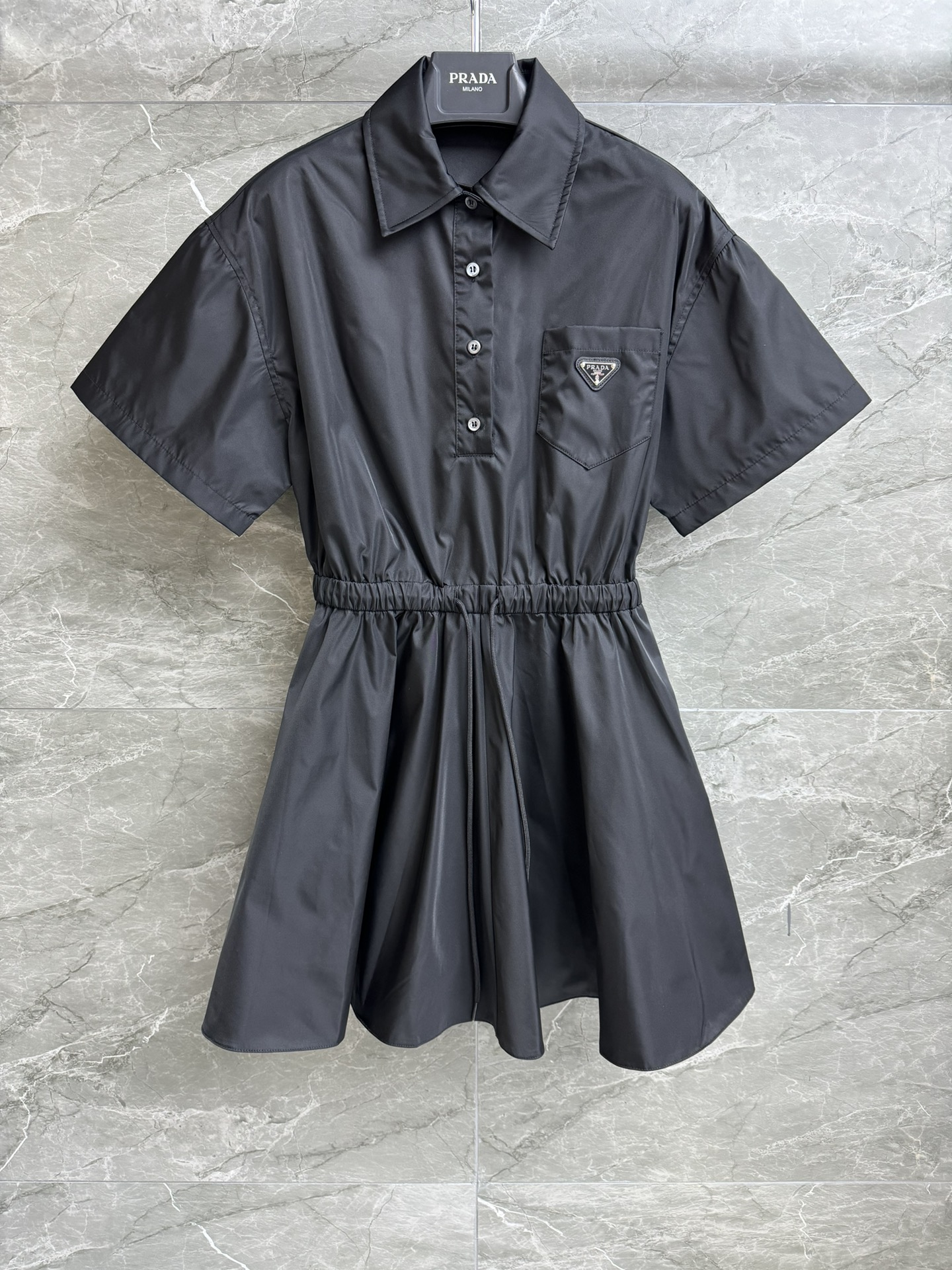 NO:294235,New early spring style is available. P home short-sleeved dress. 2025 early spring series. Lapel neckline design. Pocket inverted triangle logo embellishment. Simple and fashionable. Imported recycled nylon fabric. Comfortable and crisp. Loose style. Drawstring waist. Slim and temperament. Customized hardware logos are complete. Details are perfect. Size SM,, skirts, T-shirt, alexander wang.19860909早春新款上新啦 P家短袖连衣裙 2025早春系列 翻领领口设计 口袋倒三角logo徽标点缀 简约时髦高级 进口再生尼龙面料 舒适挺括 宽松版型 抽绳收腰 上身显瘦又气质 定制五金logo齐全 细节完美 尺码SM,,skirts,T-shirt,alexander wang,Women's clothing