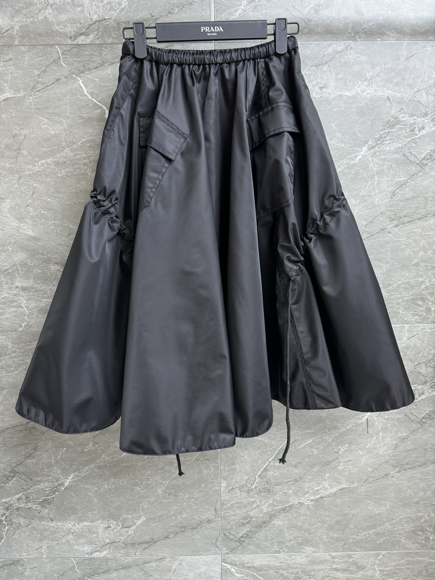 NO:294228,New early spring model is available. P home work nylon umbrella skirt. 2025 early spring series. Elastic elastic waist. Drawstring design. Classic triangle logo decoration embellishment. Fashionable and handsome. It uses easy-to-maintenance technology-based nylon fabric. Light and breathable. Clever and stylish. High-waisted skirt style. The upper body looks slim and elegant. Size SML, skirts, alexander wang.19860909早春新款上新啦 P家工装尼龙伞裙 2025早春系列 松紧弹力腰头 抽绳设计 经典三角标装饰点缀 时髦帅气 采用易打理科技型尼龙面料 轻薄透气 挺括有型 高腰大摆半裙版型 上身显瘦又气质 尺码SML,,skirts,alexander wang,Women's clothing