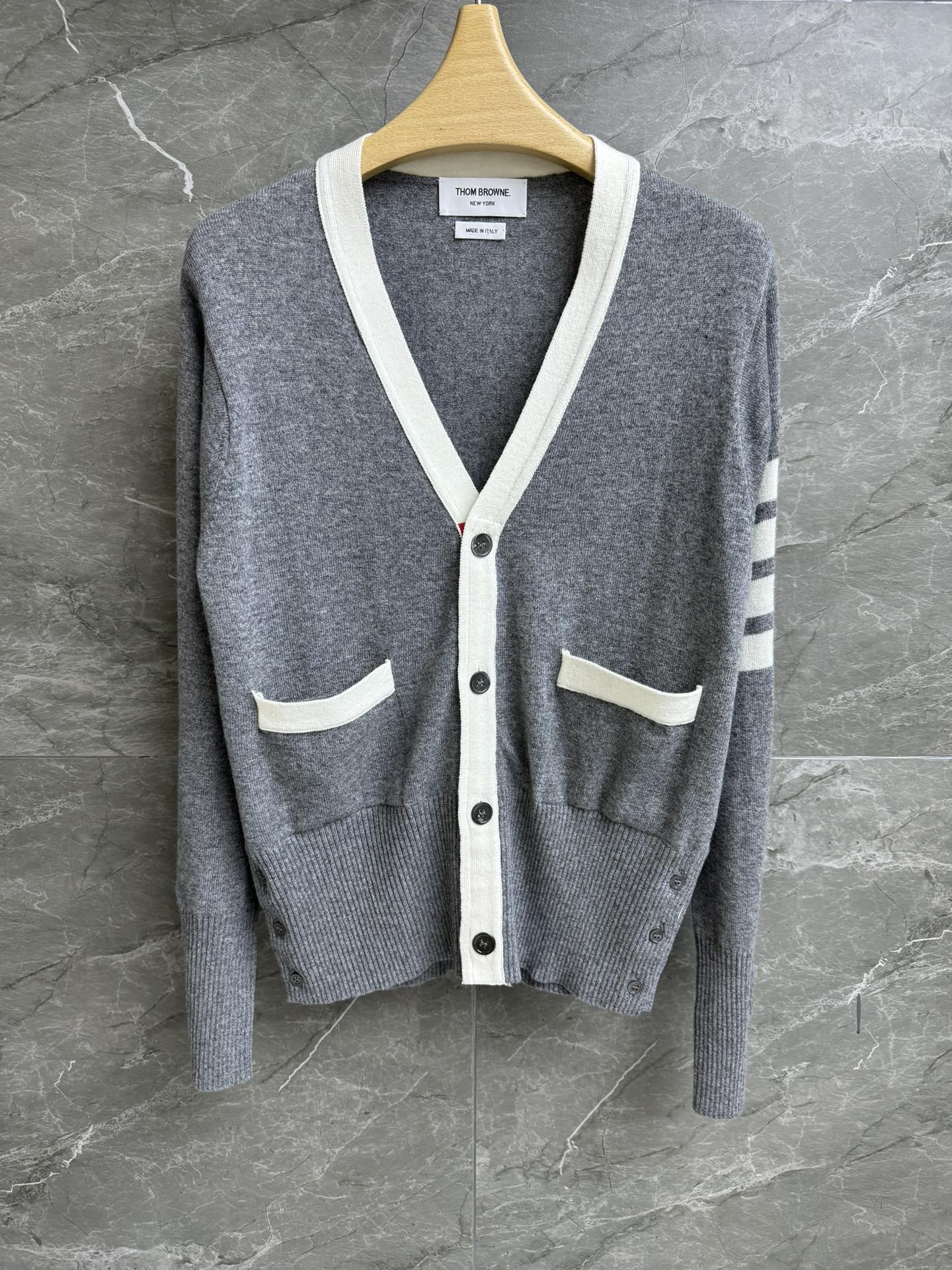 NO:294223,New early spring style is available. TB four-striped cashmere cardigan. 2025 early spring series. Temperament V-neck neckline. Left sleeve. Four-striped decoration. Gray white color combination. High-end fashionable. Custom cashmere fabric. Soft and comfortable skin-friendly. Early spring style. Slim and temperament. Full trademark. Size SML,,alexander wang.19860909早春新款上新啦 TB四条纹羊绒开衫 2025早春系列 气质V领领口 左袖白色四条纹饰 灰白拼色高级时髦 定制羊绒面料 软糯舒适亲肤 早春版型 上身显瘦又气质 商标齐全 尺码SML,,alexander wang,Women's clothing