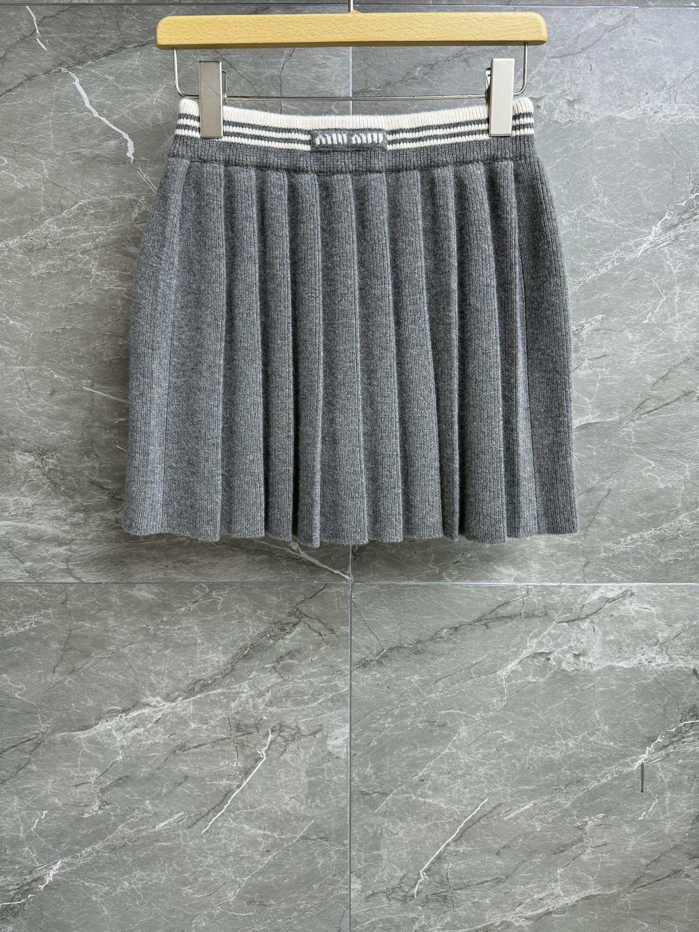 NO:294238,New early spring style is available. Miu gray knitted skirt. 2025 early spring series. Elastic elastic waist. Gray white contrasting design. Embroidered logo logo decoration. Age-reducing college style. Cashmere-blend fabric. Soft and comfortable. High-waisted pleated skirt style. The upper body looks slim and versatile. Full trademark. Size SML,,miumiu, skirts, alexander wang.19860909早春新款上新啦 Miu灰色针织半裙 2025早春系列 松紧弹力腰头 灰白撞色设计 刺绣logo徽标装饰 减龄学院风 羊绒混纺面料 软糯舒适 高腰压褶半裙版型 上身显瘦又百搭 商标齐全 尺码SML,,miumiu,skirts,alexander wang,Women's clothing