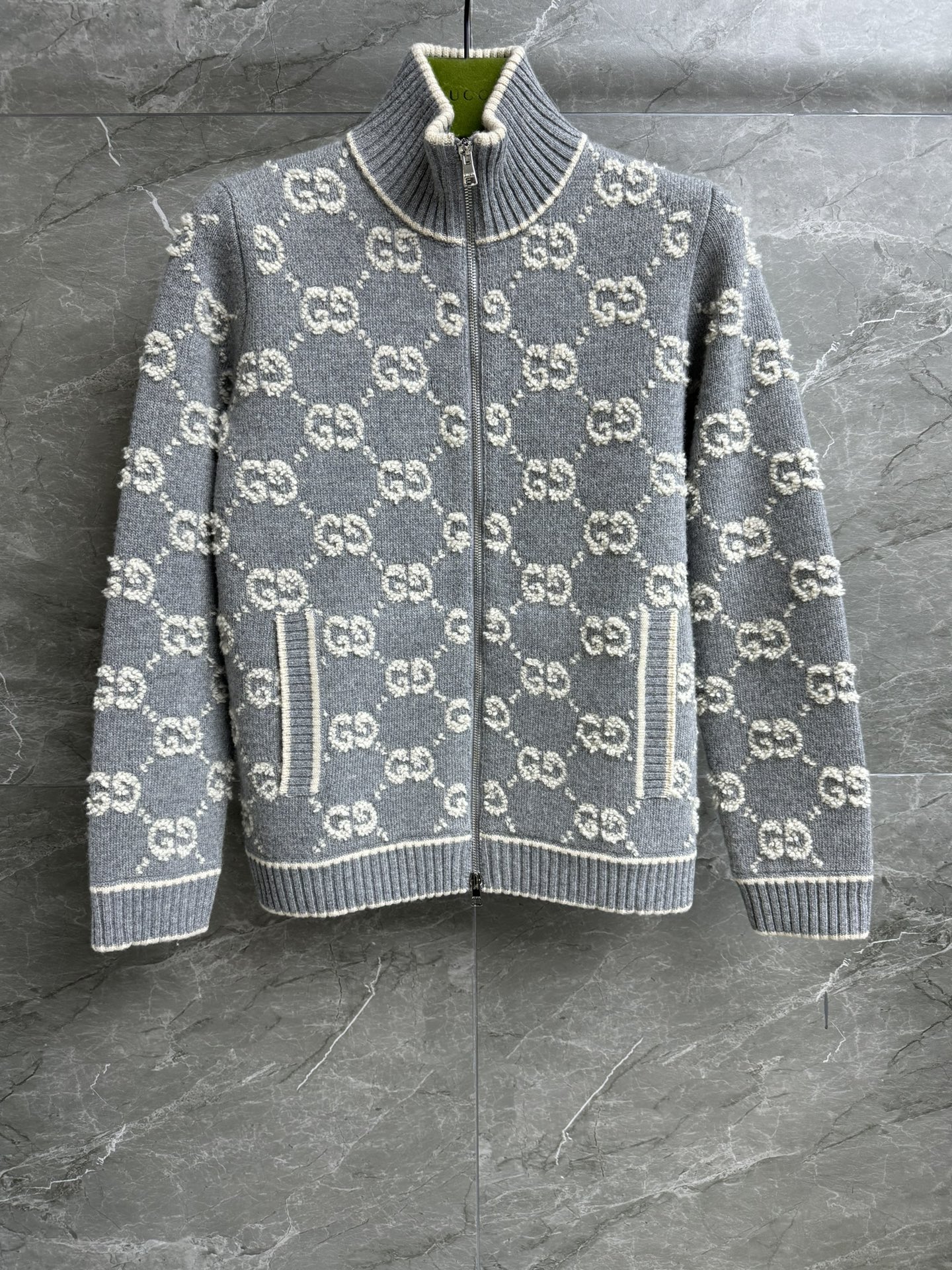 NO:294226,High-end version shipped GHD stand-up collar jacquard cardigan autumn and winter series stand-up collar zipper neckline knotted GG jacquard pattern three-dimensional exquisite color high-end fashionable 100% wool material warm and thick texture Normal style upper body slim and temperament Full trademark size SML, alexander wang19860909高版本出货啦 Ｇ家立领提花开衫 秋冬系列 立领拉链领口 结子绒GG提花图案 立体精致 配色高级时髦 百分百羊毛材质 保暖厚实有质感 正常版型 上身显瘦又气质 商标齐全 尺码SML,,alexander wang,Women's clothing