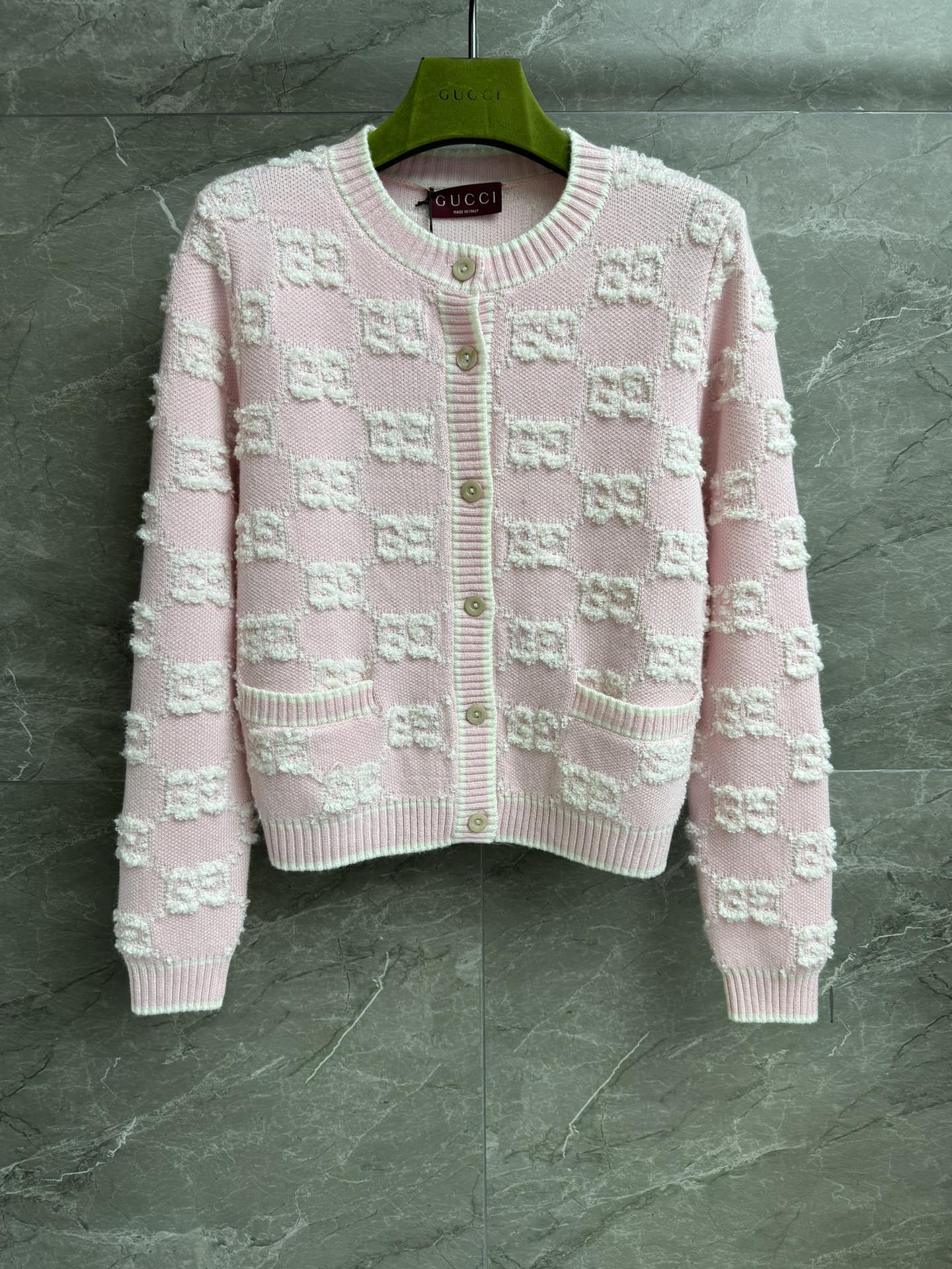 NO:294221,New early spring style is available. GH’s pink jacquard cardigan 2025 early spring series. Round neck ribbed neckline. Three-dimensional GG jacquard pattern. Pink and white color matching. Fashionable age-reducing. Custom knitted fabric. Soft and comfortable. Loose style. Slim and temperament on the upper body. Full trademark. Size SML,,alexander wang.19860909早春新款上新啦 Ｇ家粉色提花开衫 2025早春系列 圆领罗纹领口 立体GG提花图案 粉白配色时髦减龄 定制针织面料 柔软舒适 宽松版型 上身显瘦又气质 商标齐全 尺码SML,,alexander wang,Women's clothing