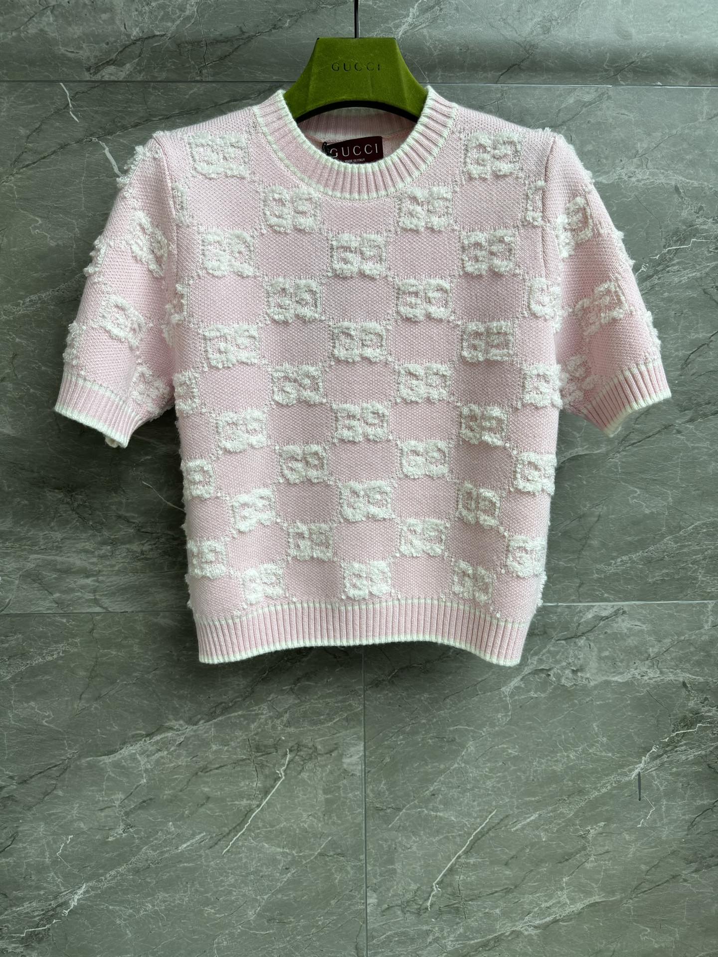 NO:294216,New early spring style is available. GH’s pink jacquard short sleeves. 2025 early spring series. Round neck ribbed neckline. Three-dimensional GG jacquard pattern. Pink and white color matching. Fashionable age-reducing. Custom knitted fabric. Soft and comfortable. Loose style. Slim and temperament. Full trademark. Size SML, T-shirt, alexander wang.19860909早春新款上新啦 Ｇ家粉色提花短袖 2025早春系列 圆领罗纹领口 立体GG提花图案 粉白配色时髦减龄 定制针织面料 柔软舒适 宽松版型 上身显瘦又气质 商标齐全 尺码SML,,T-shirt,alexander wang,Women's clothing