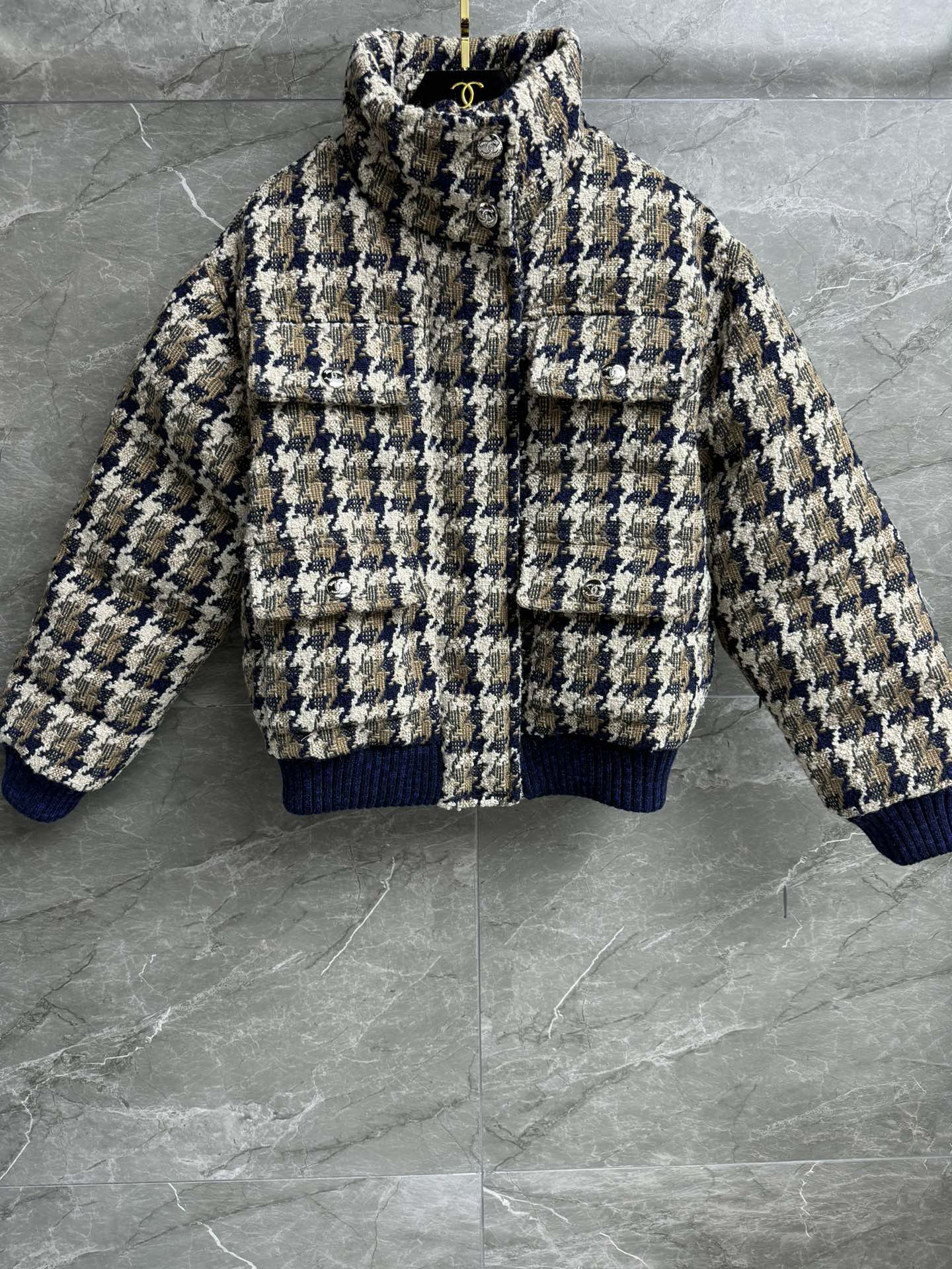 NO:295396,New autumn and winter models are available!  Xiangjia checked down jacket Ski series Stand collar design windproof and warm, double C diamond buckle decoration embellishment, red-brown checked contrast color, age-reducing fashionable and high-end wool tweed fabric, 90 white goose down filling, full filling, lightweight, warm and comfortable, loose style, slim and elegant upper body Size SML, Chanel, down jacket, alexander wang19860909秋冬新款上新啦！ 香家格纹羽绒服 滑雪系列 立领设计挡风保暖 双C钻扣装饰点缀 红棕格纹撞色 减龄时髦高级 羊毛花呢面料 90白鹅绒填充 充绒量足 轻盈保暖舒适 宽松版型 上身显瘦又气质 尺码SML,,chanel,down jacket,alexander wang,Women's clothing