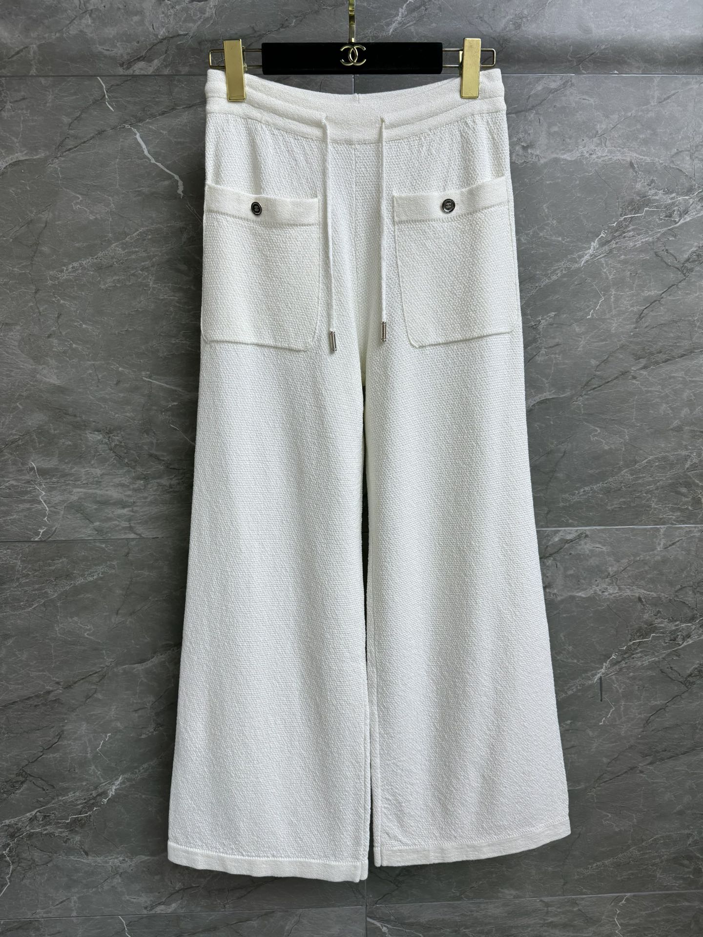 NO:295411,New early spring models are shipped. Xiangjia Pocket Double C Wide Leg Pants 2025 Early Spring Holiday Series Elastic strap waist Pocket Double C Button Decoration Decoration Casual Simple and High-end Customized knitted fabric Comfortable and skin-friendly High-waisted wide-leg pants style Lazy and fashionable upper body Full trademark Size SML, Chanel, alexander wang19860909早春新款出货啦 香家口袋双C阔腿裤 2025早春度假系列 松紧系带腰头 口袋双C纽扣装饰点缀 休闲简约高级 定制针织面料 舒适亲肤 高腰阔腿裤版型 上身慵懒时髦 商标齐全 尺码SML,,chanel,alexander wang,Women's clothing