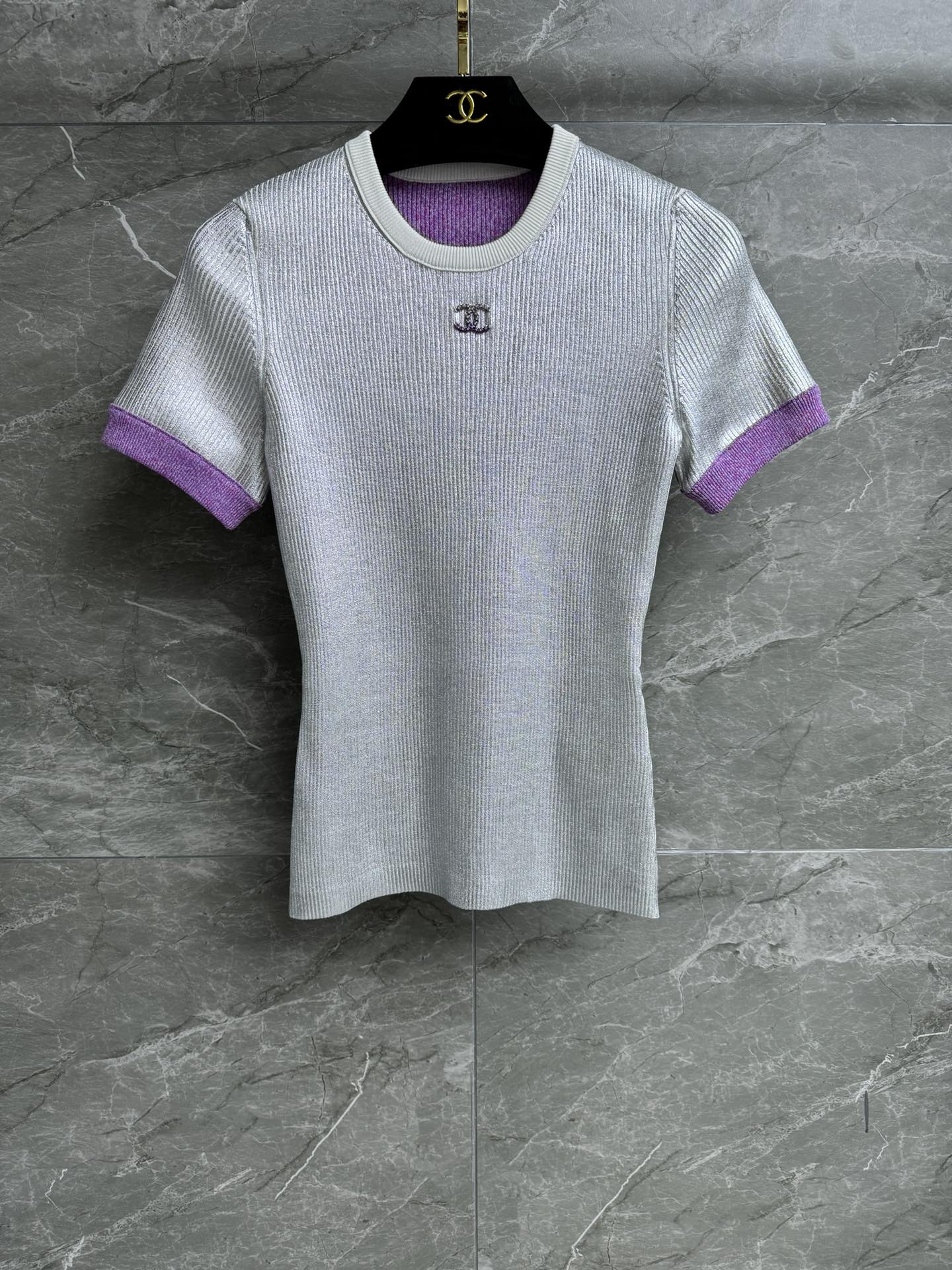 NO:295409,New early spring models are shipped. Xiangjia silver color-blocking short sleeves. 2025 early spring vacation series. Round neck ribbed neckline. Silver color-blocking design. Gradient double C logo decoration embellishment. Retro and fashionable. Ding yarn. Soft and comfortable skin-friendly. Elastic slim fit. Upper body looks slim and temperament. Full trademark size SML, chanel, T-shirt, alexander wang.19860909早春新款出货啦 香家银色拼色短袖 2025早春度假系列 圆领罗纹领口 银色拼色设计 渐变双C徽标装饰点缀 复古时髦洋气 定织定染对版纱线 柔软舒适亲肤 弹力修身版型 上身显瘦又气质 商标齐全 尺码SML,,chanel,T-shirt,alexander wang,Women's clothing
