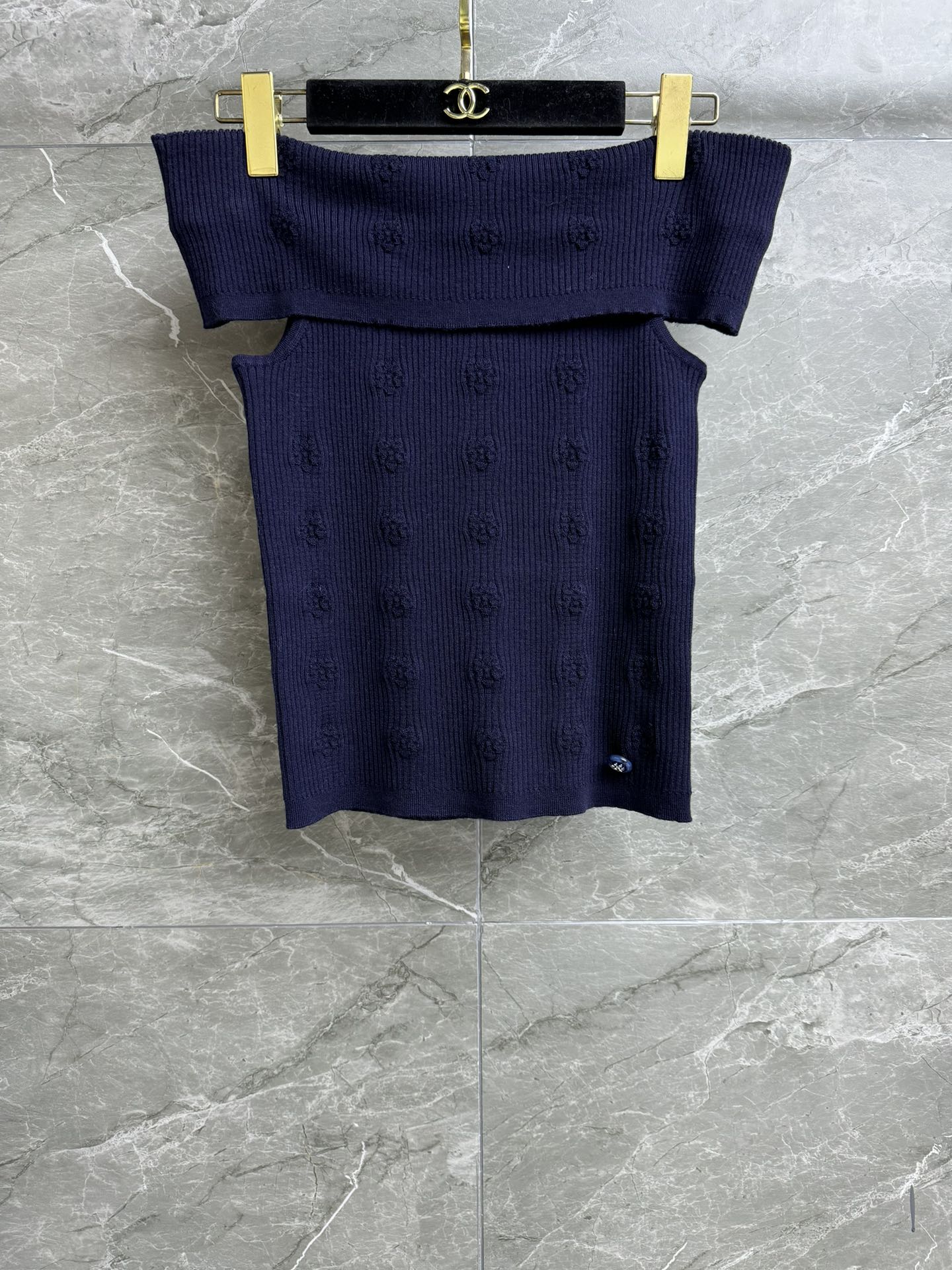 NO:295407,New early spring style is available. Xiangjia one-shoulder top 2025 early spring vacation series French one-shoulder design three-dimensional flower jacquard pattern elegant and fashionable custom knitted fabric comfortable and skin-friendly elastic slim fit style upper body slim and temperament full trademark size SML, chanel, alexander wang19860909早春新款上新啦 香家一字肩上衣 2025早春度假系列 法式一字肩设计 立体花朵提花图案 优雅时髦洋气 定制针织面料 舒适亲肤 弹力修身版型 上身显瘦又气质 商标齐全 尺码SML,,chanel,alexander wang,Women's clothing